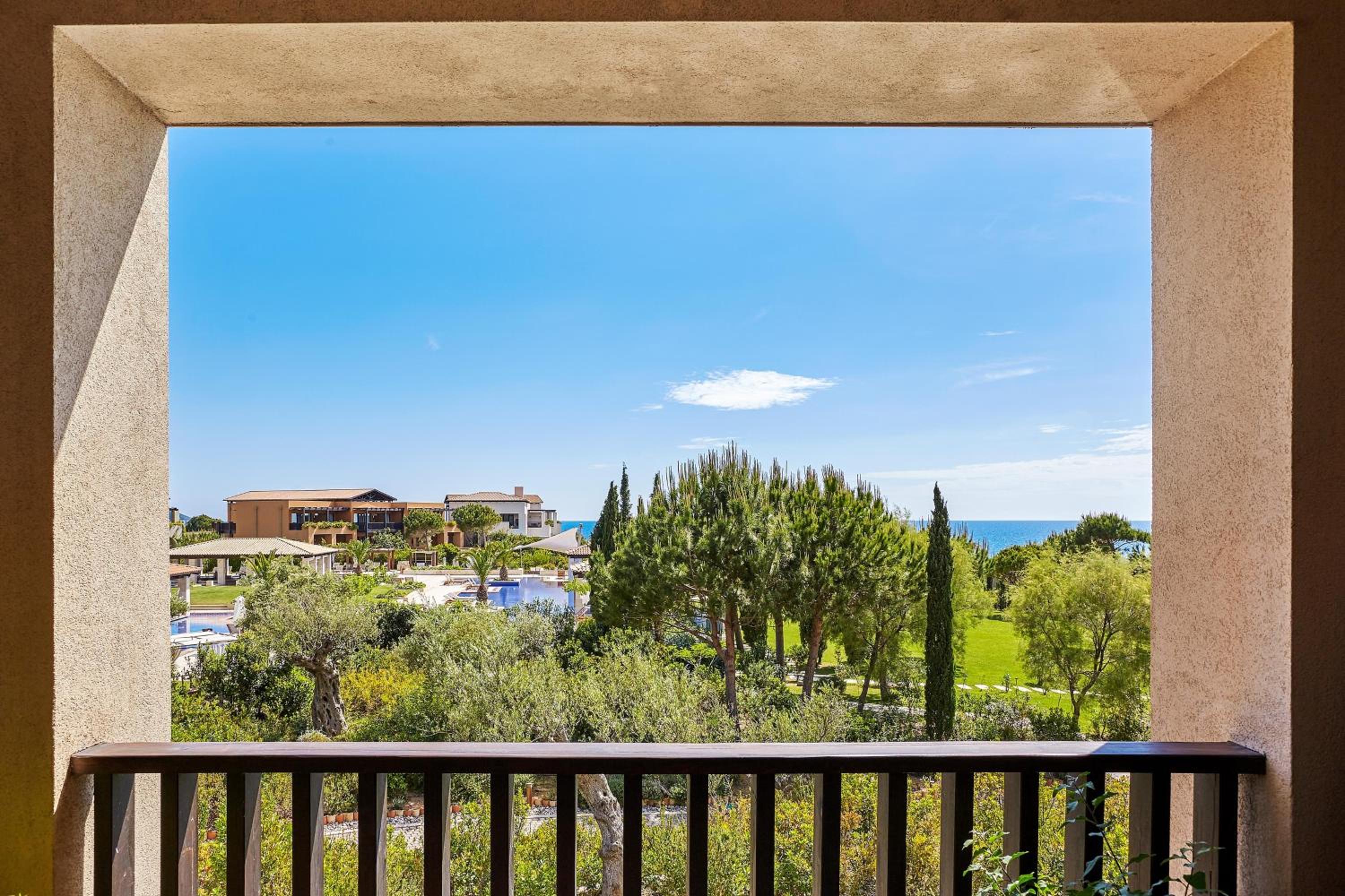 Grand Suite, 1 Bedroom Suite, 1 King, Garden view, Balcony