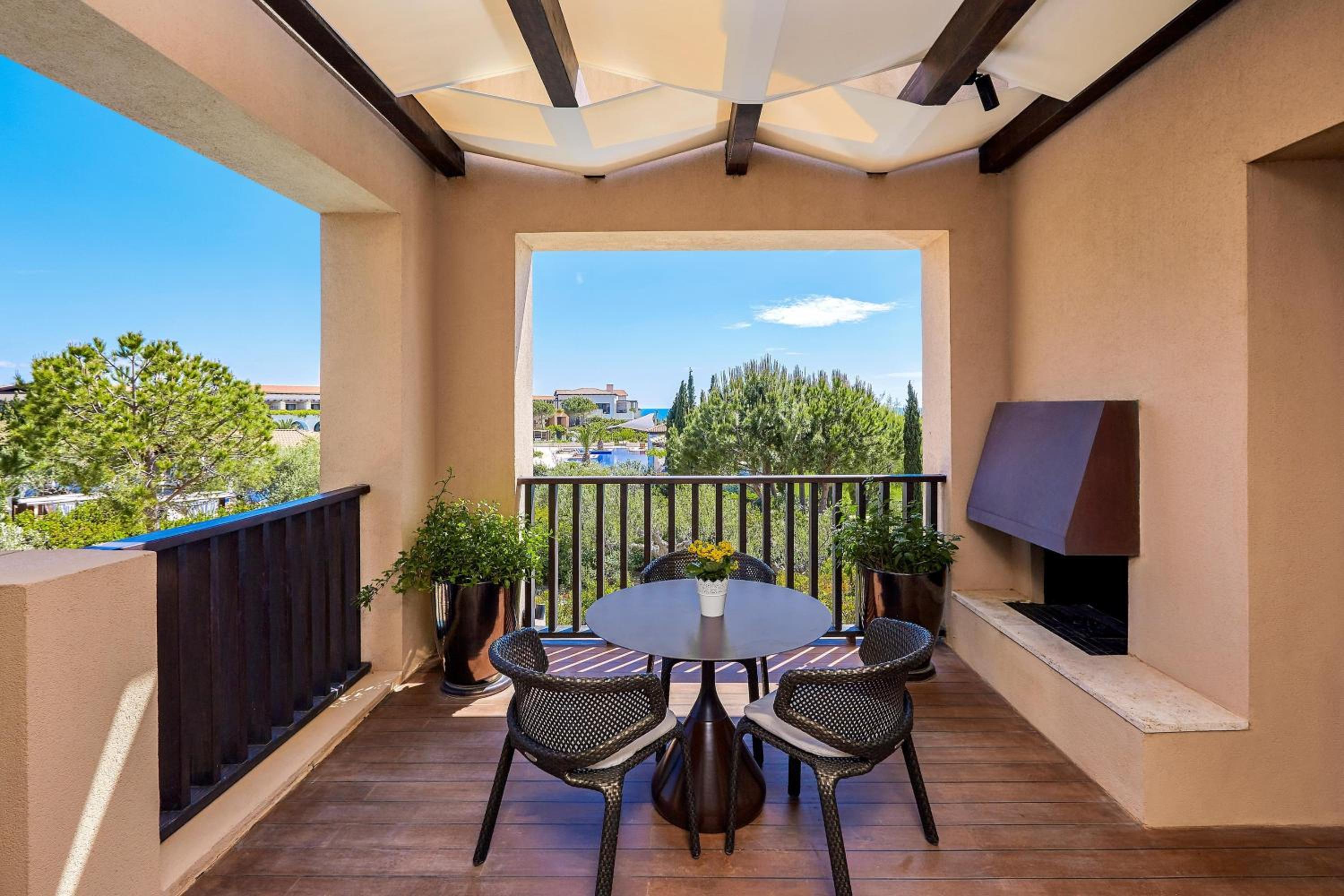 Grand Suite, 1 Bedroom Suite, 1 King, Garden view, Balcony thumbnail 5