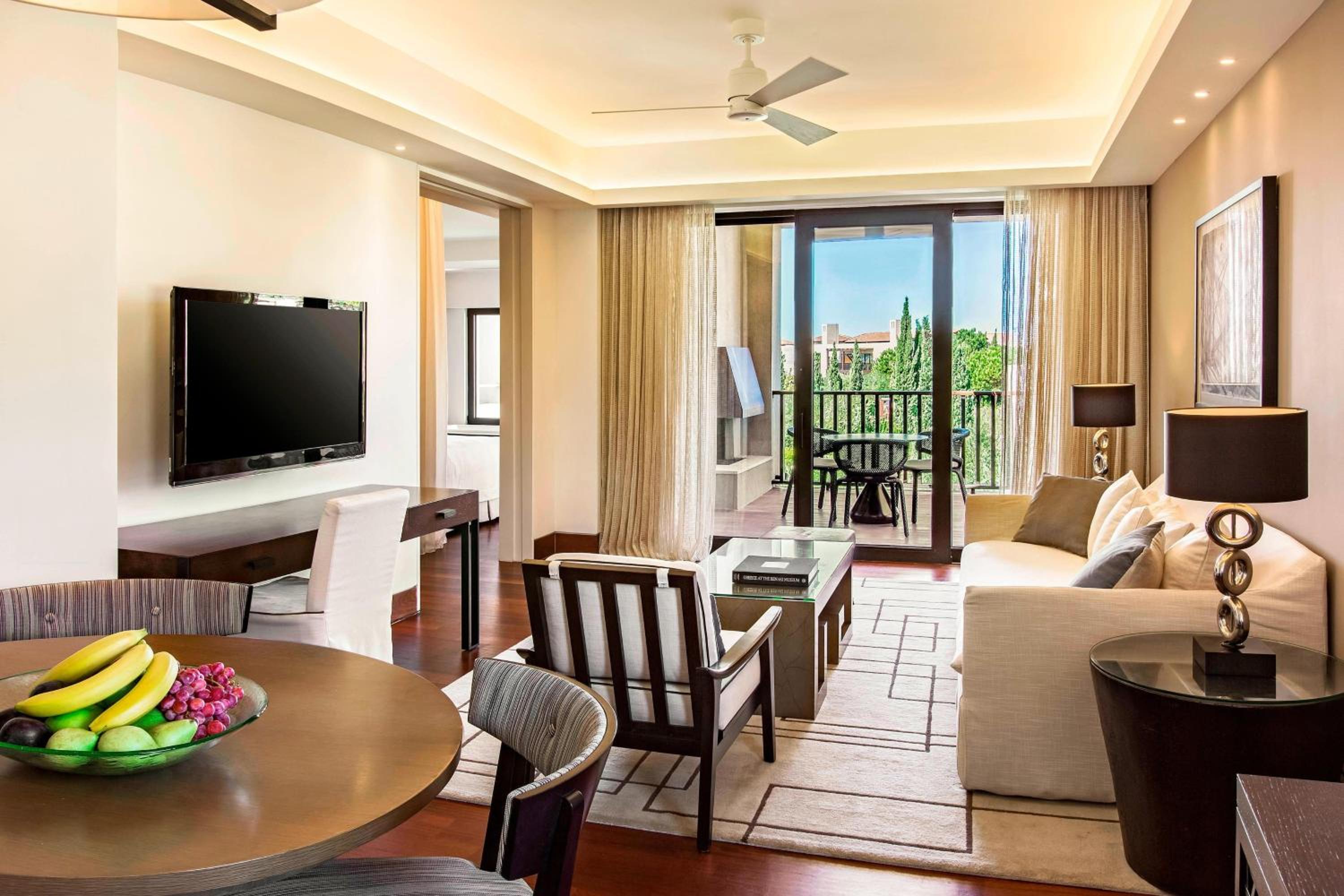 Grand Suite, 1 Bedroom Suite, 1 King, Garden view, Balcony