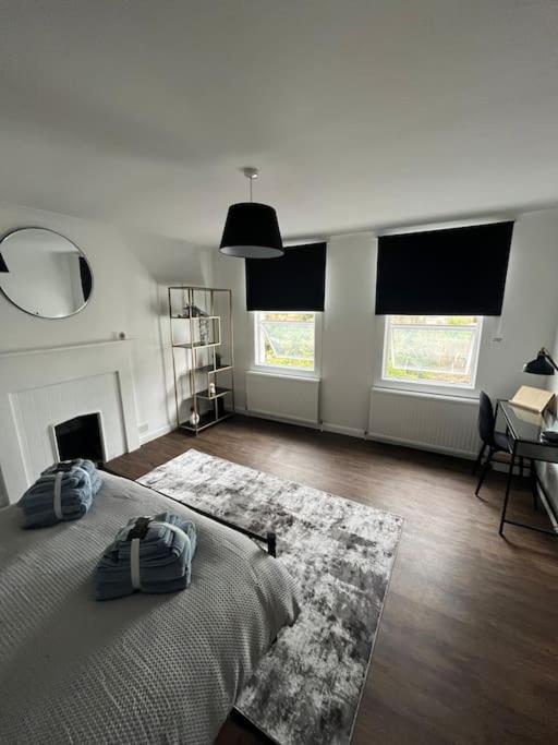 One-Bedroom Apartment photo 1