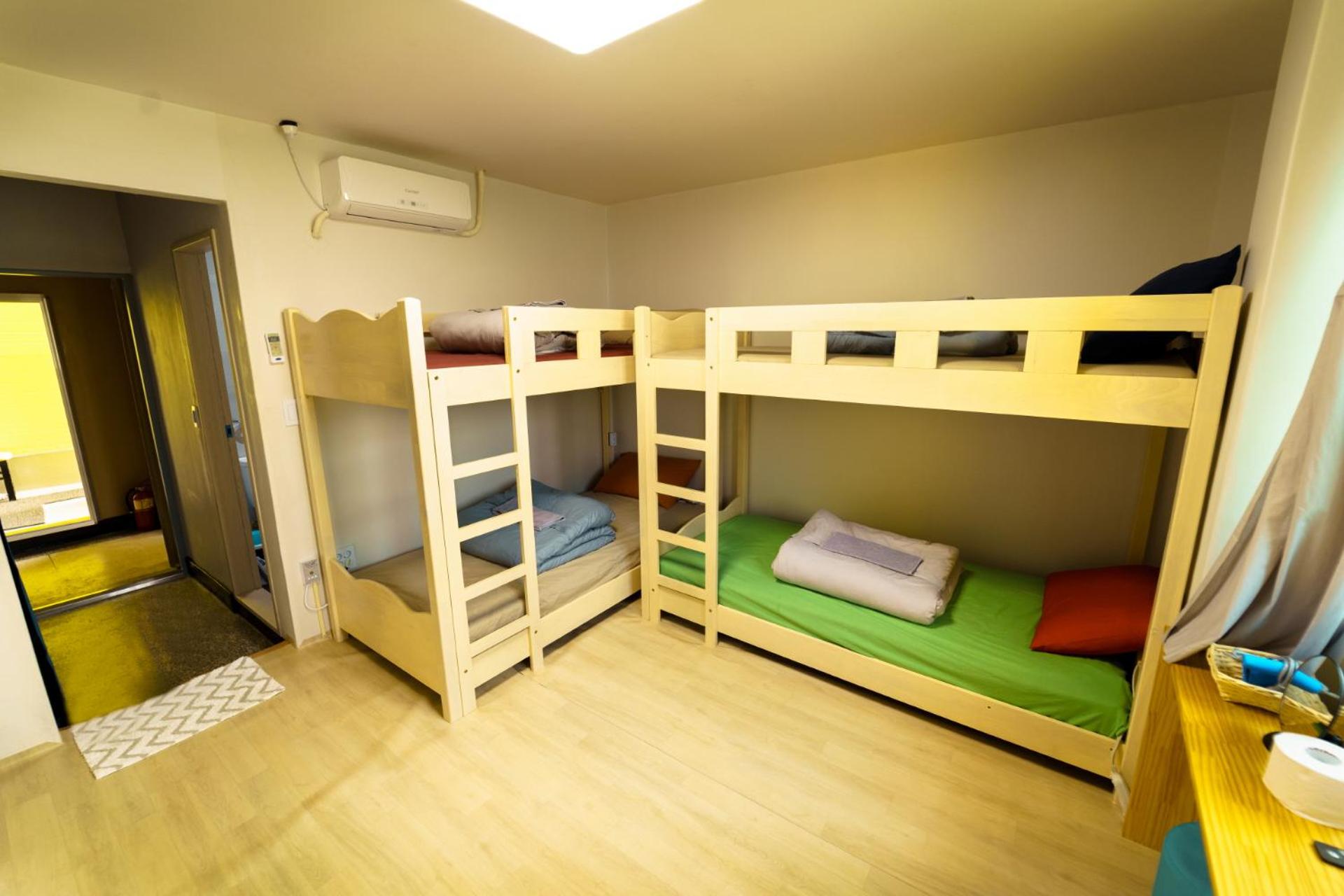 Quadruple Room with Private Bathroom - Photo 3