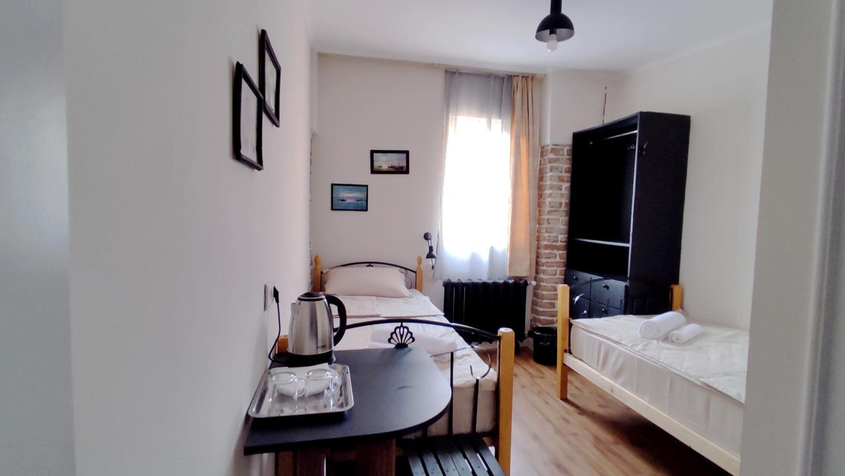 Twin Room with Private Bathroom photo 2