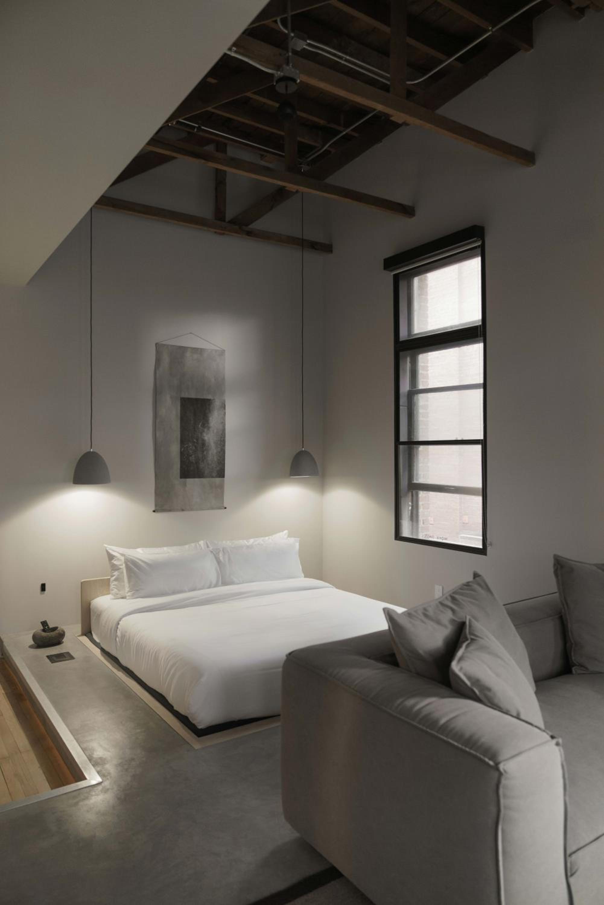 Superior King Room thumbnail 6