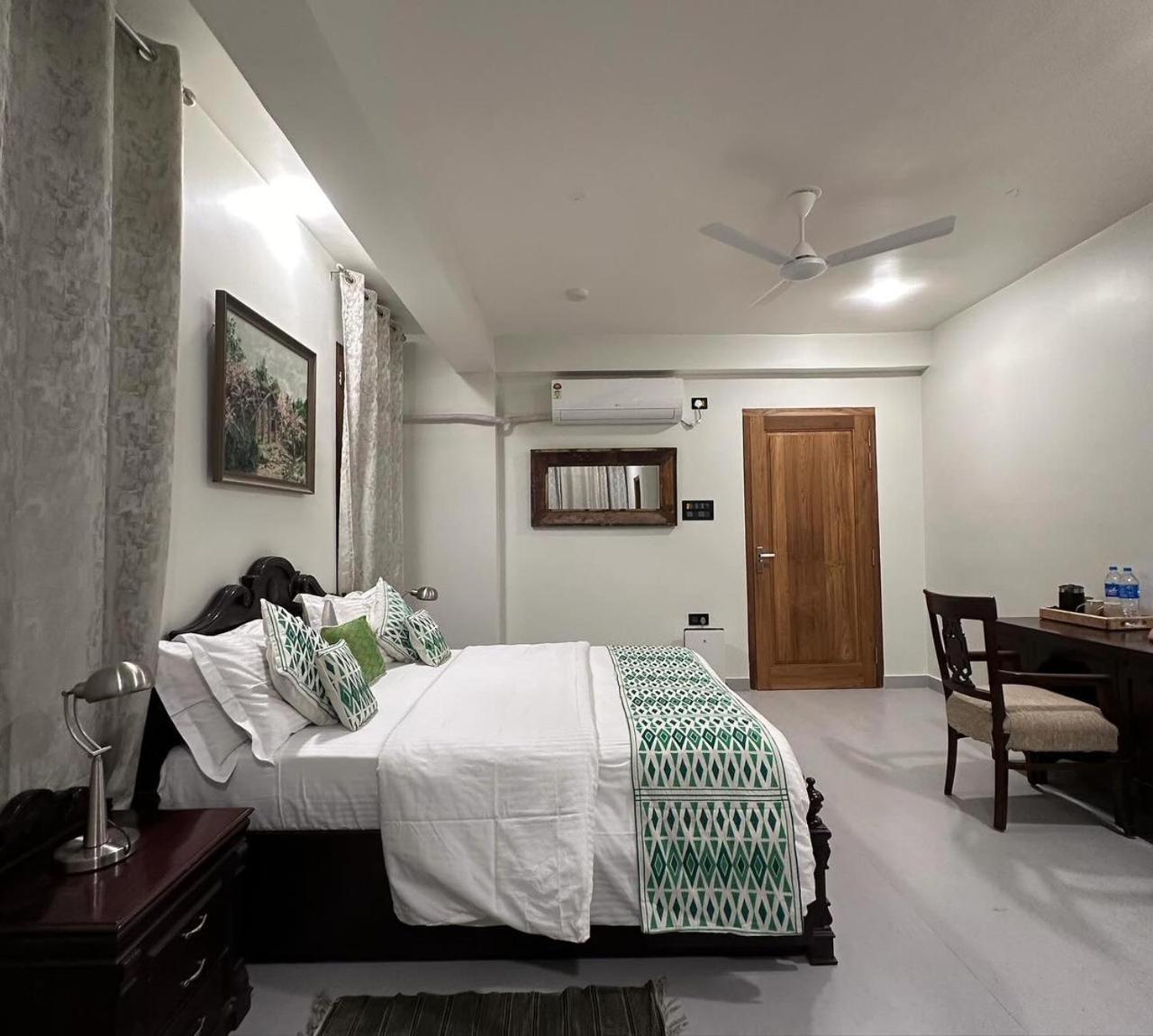 Queen Room with Balcony photo 2