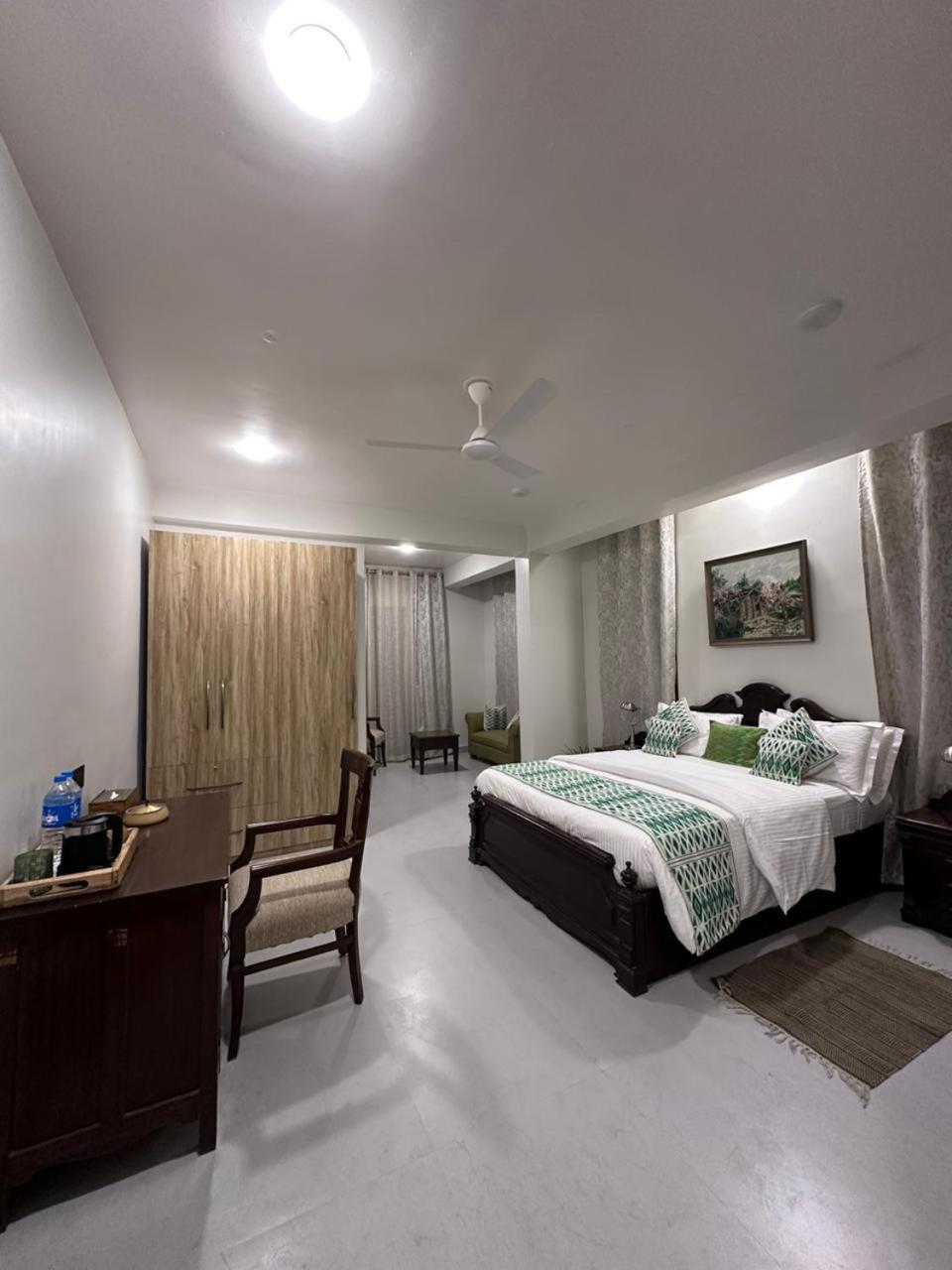 Queen Room with Balcony photo 1