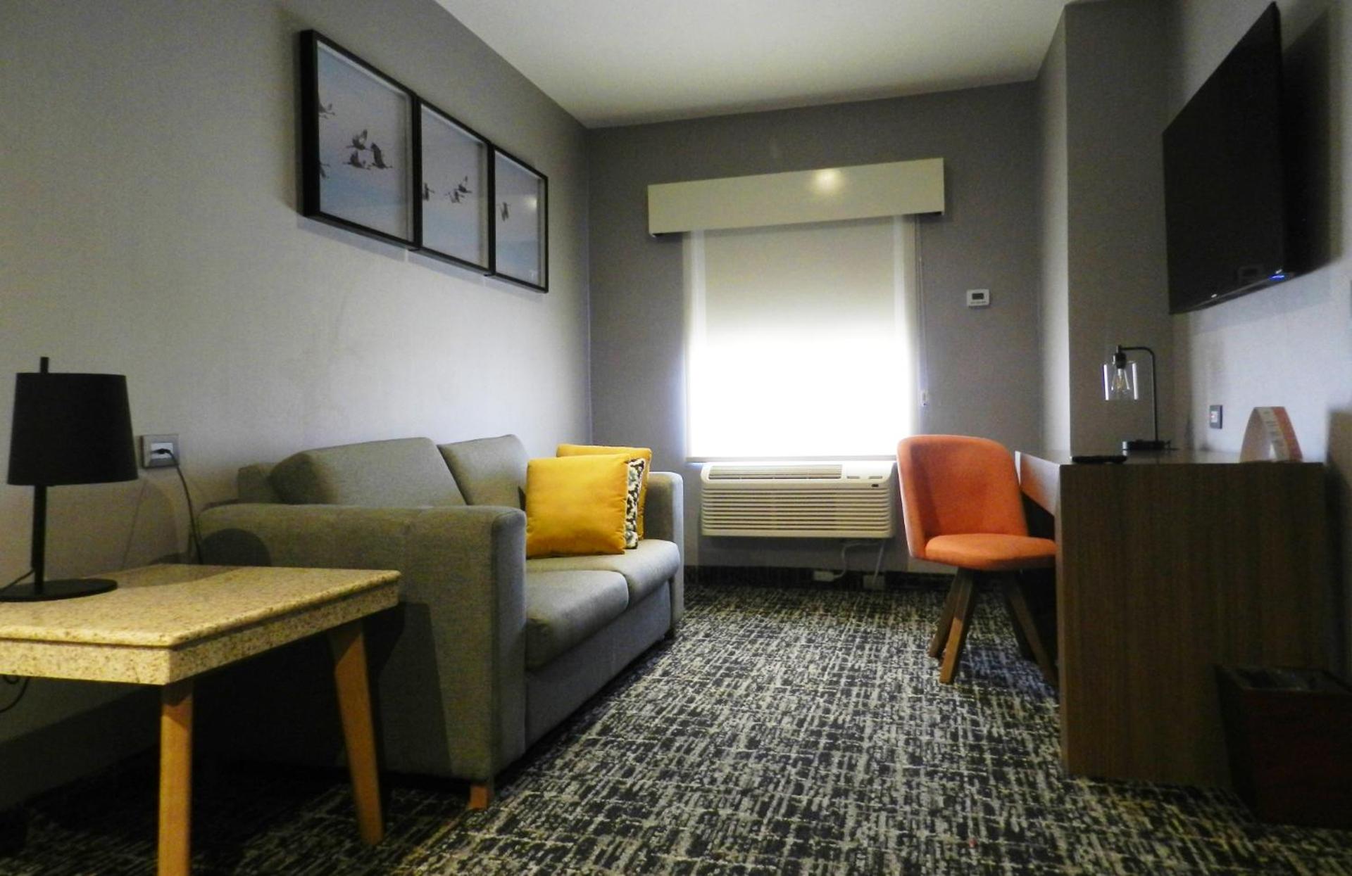 One-Bedroom Suite With Two Double Beds - Photo 8