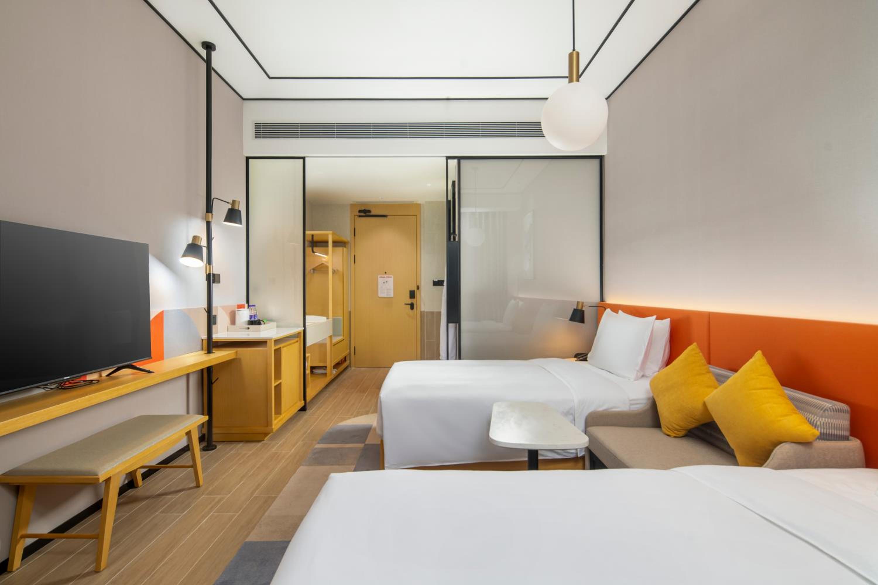 Twin Room with Airport View - Photo 3