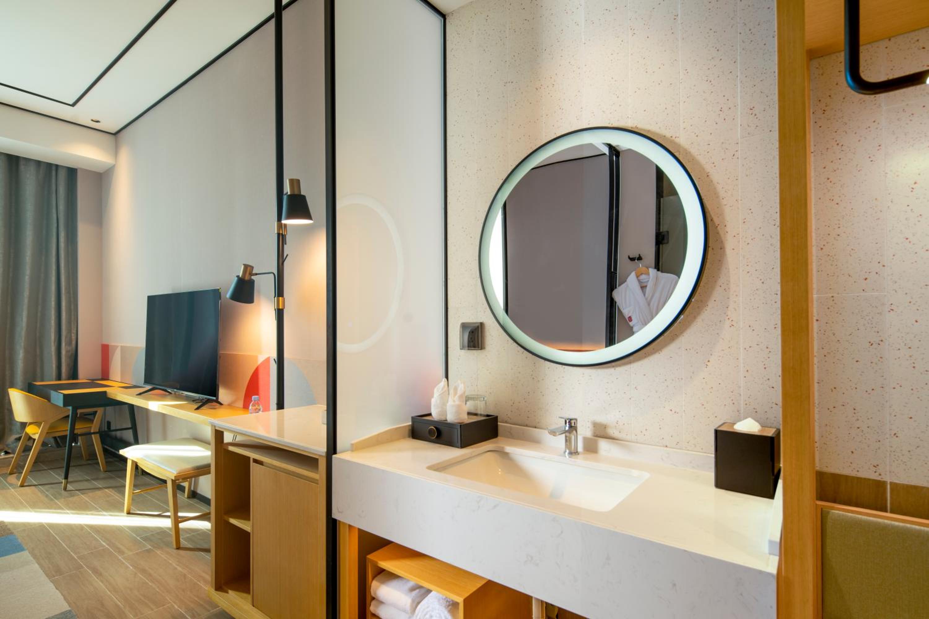 King Room - Mobility Accessible  - Photo 2