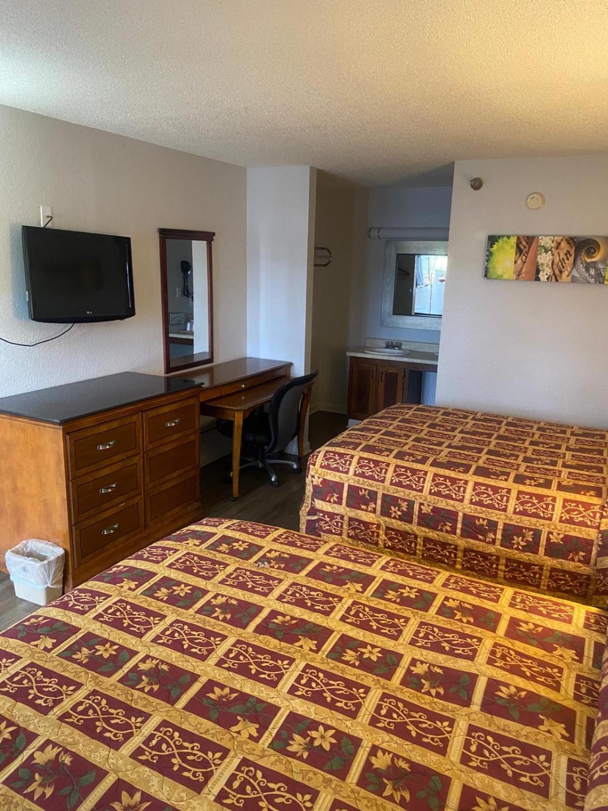Double Room with Two Double Beds - Photo 2