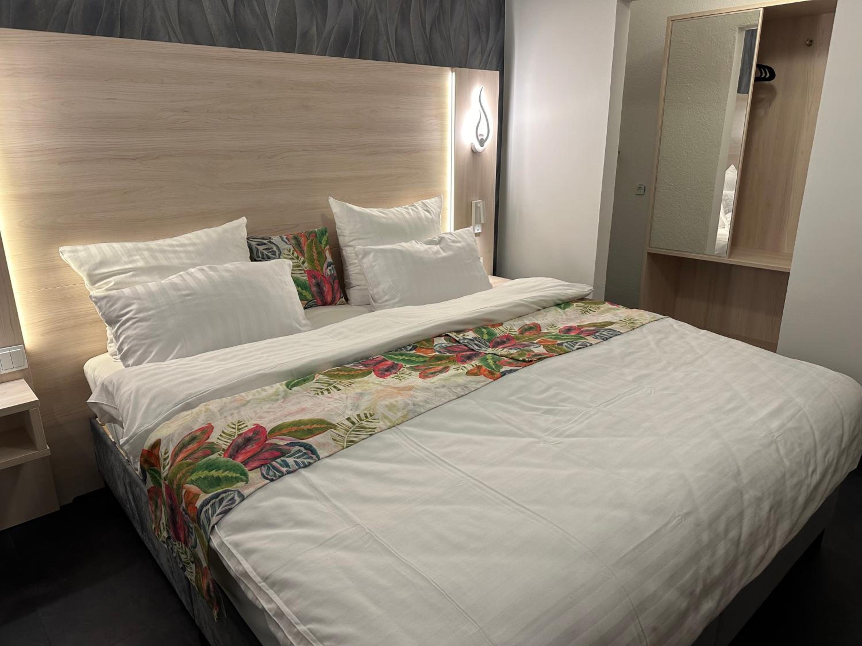 Deluxe Double or Twin Room with Balcony - Photo 3