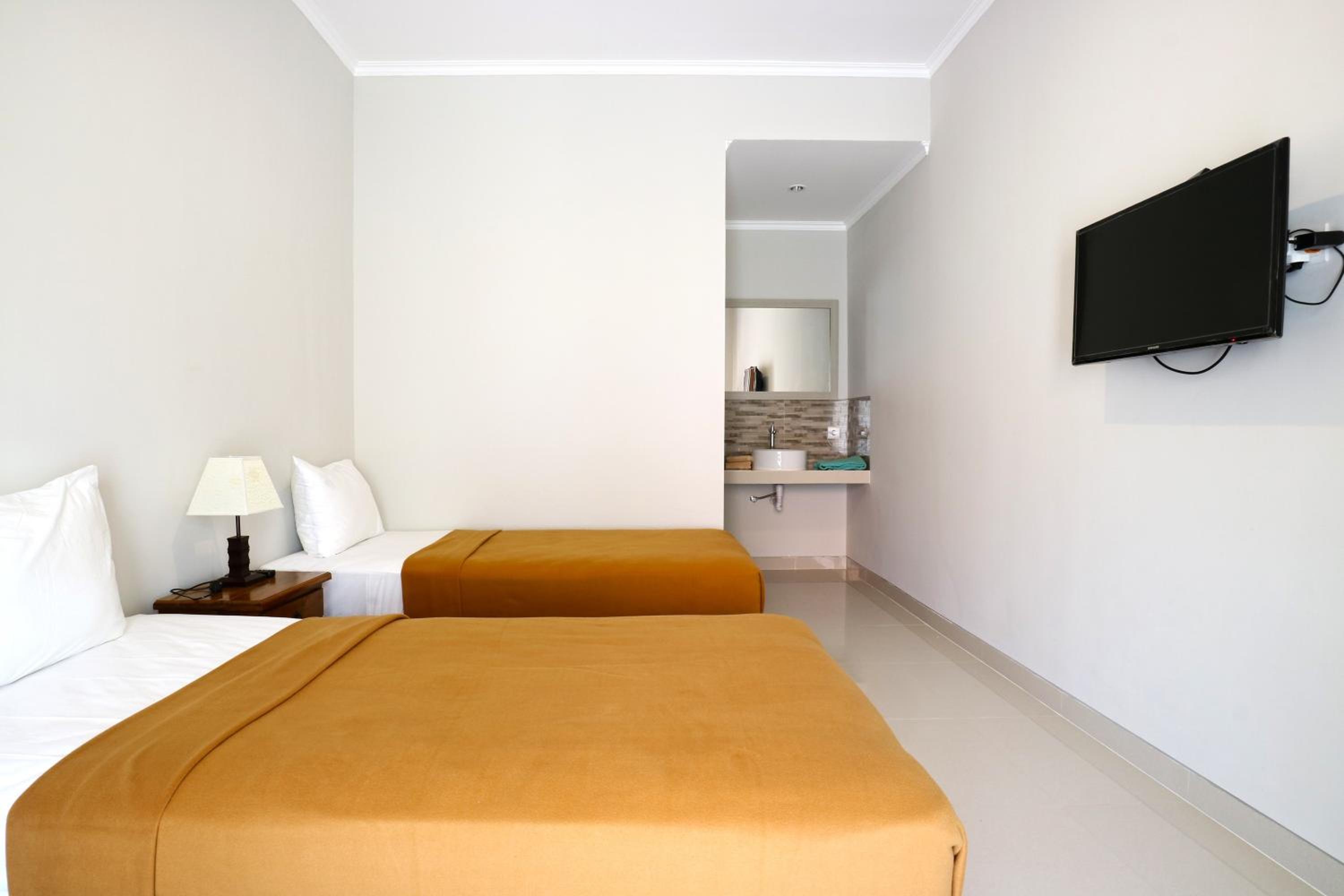 Standard Twin Room - Photo 2