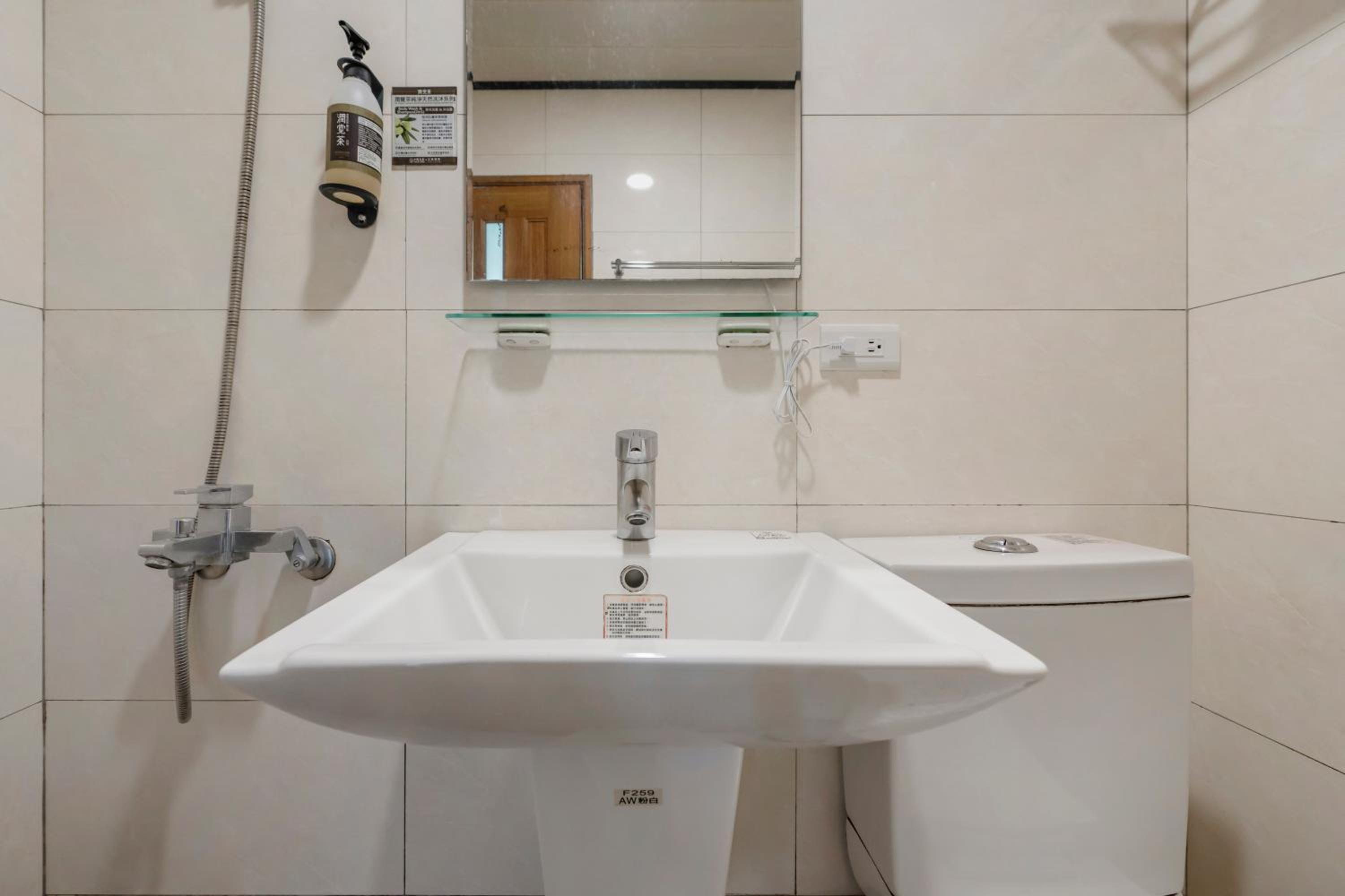 Deluxe Double Room with Shower - Photo 14