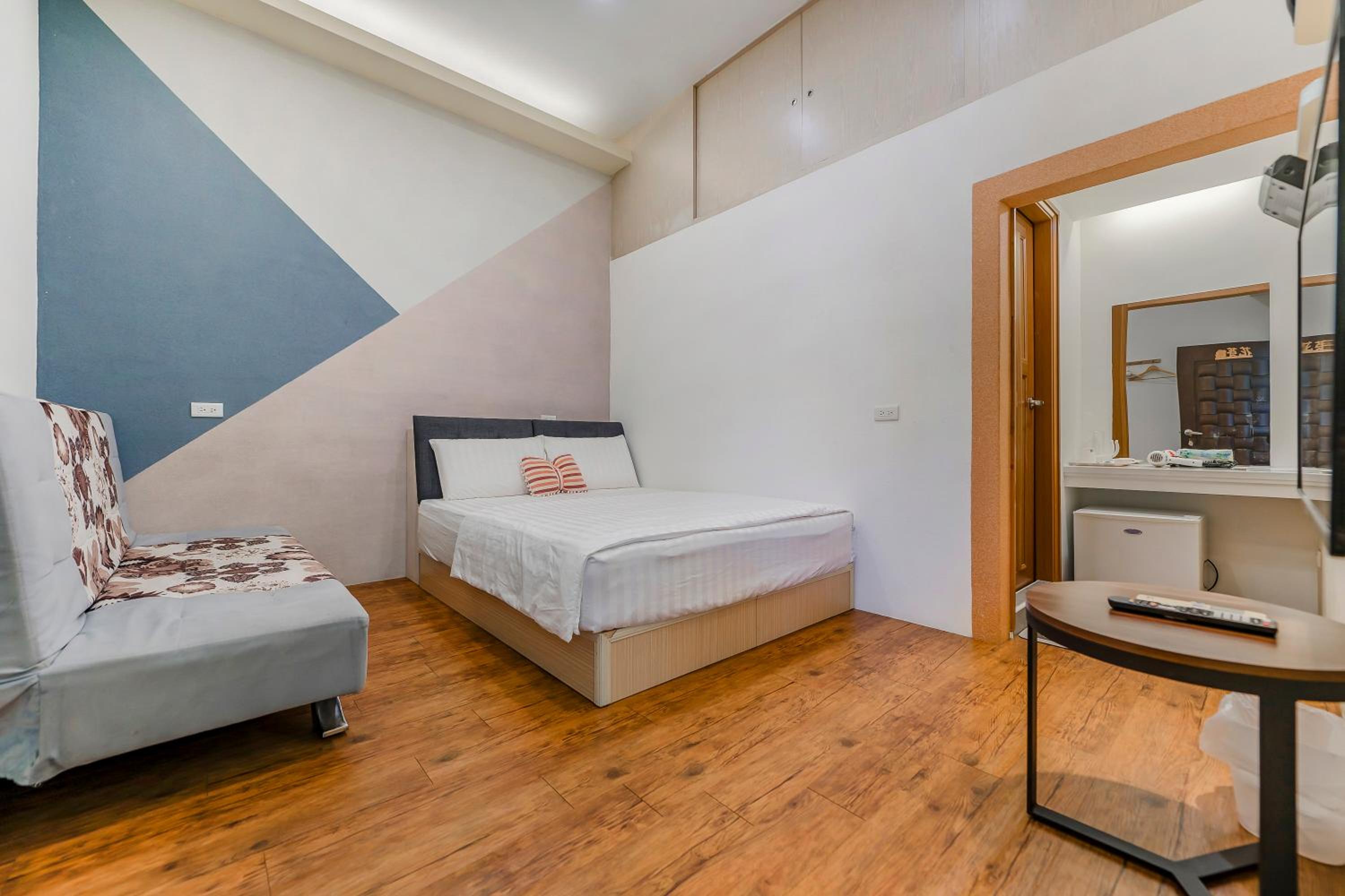 Deluxe Double Room with Shower - Photo 15
