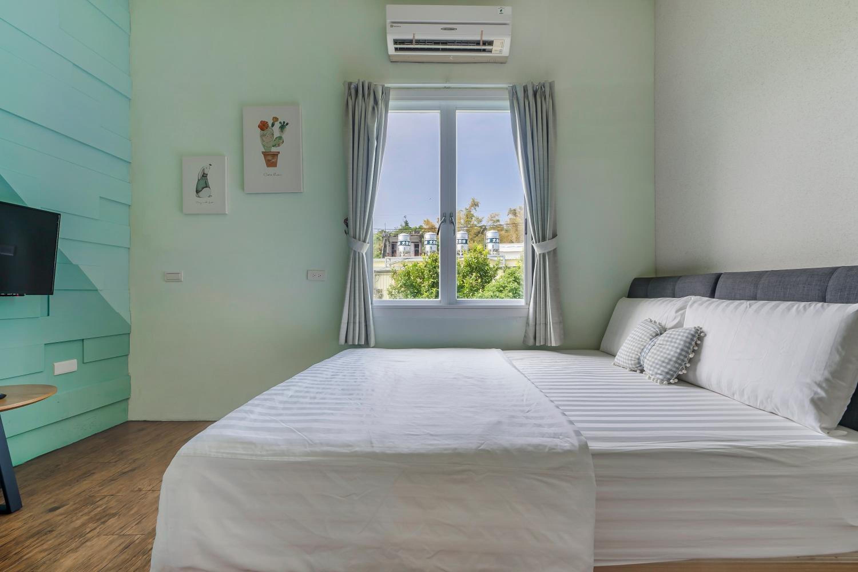 Deluxe Double Room with Shower - Photo 10