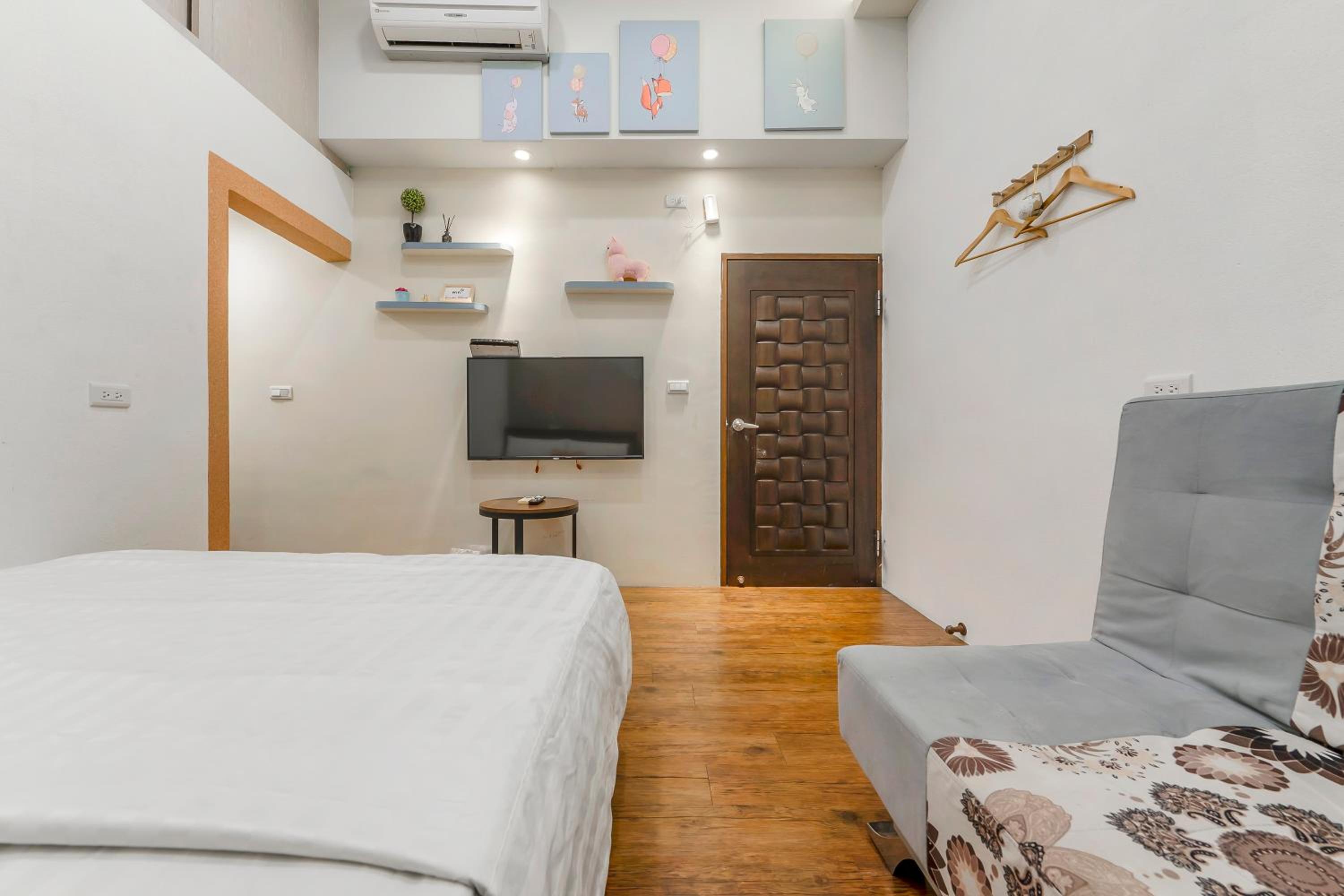 Deluxe Double Room with Shower - Photo 17