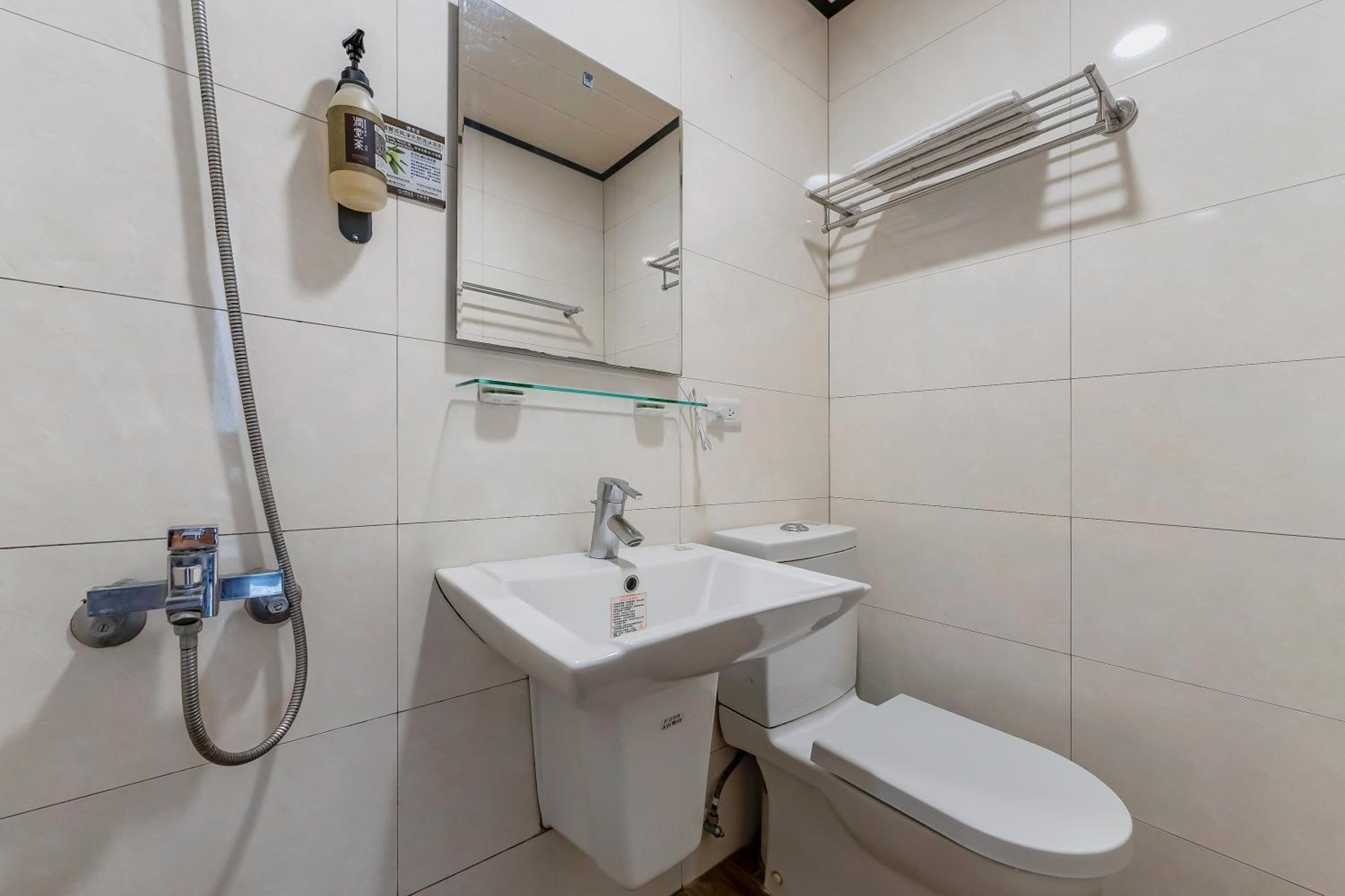 Deluxe Double Room with Shower - Photo 6