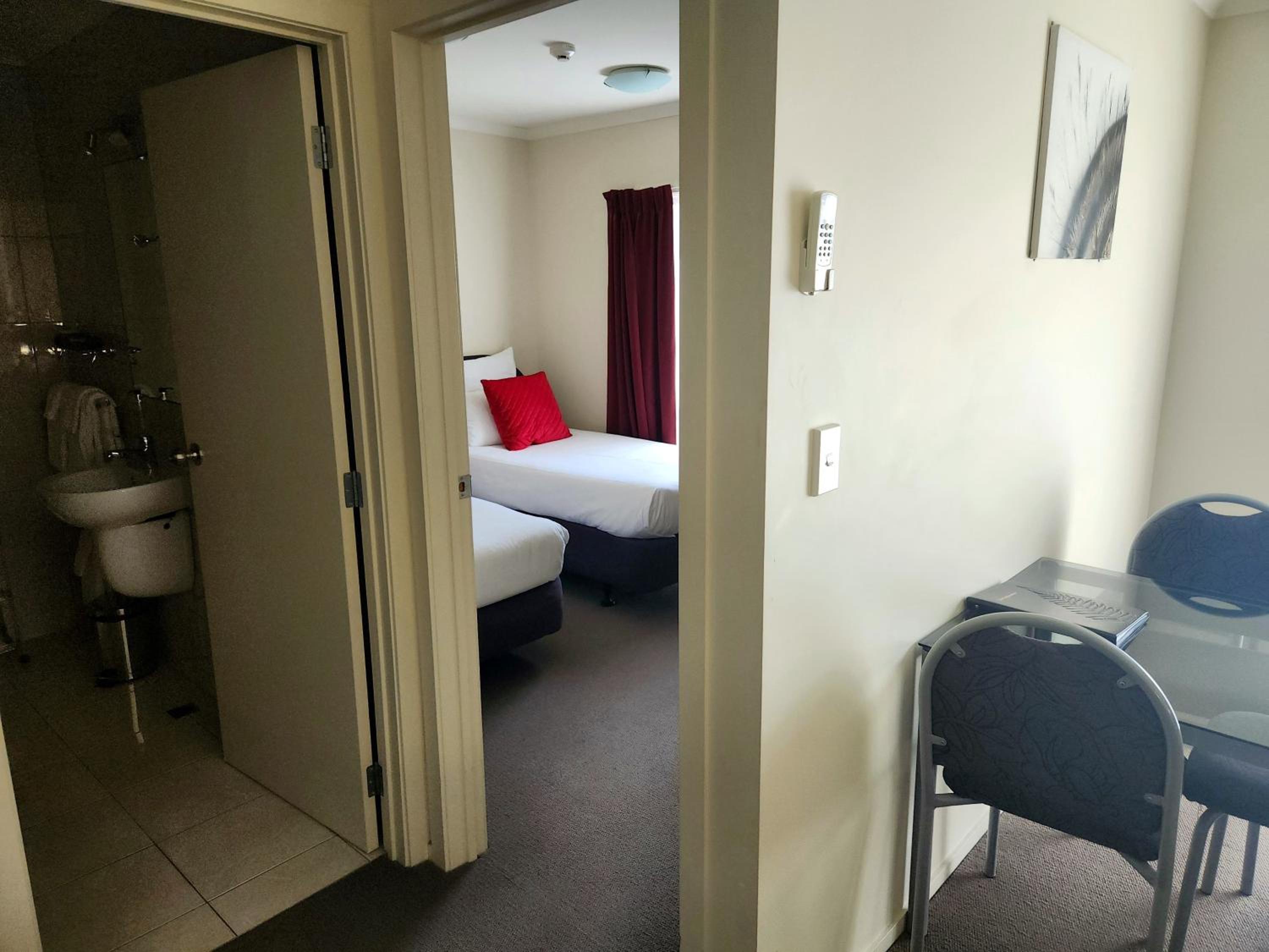 One-Bedroom Suite - Photo 7