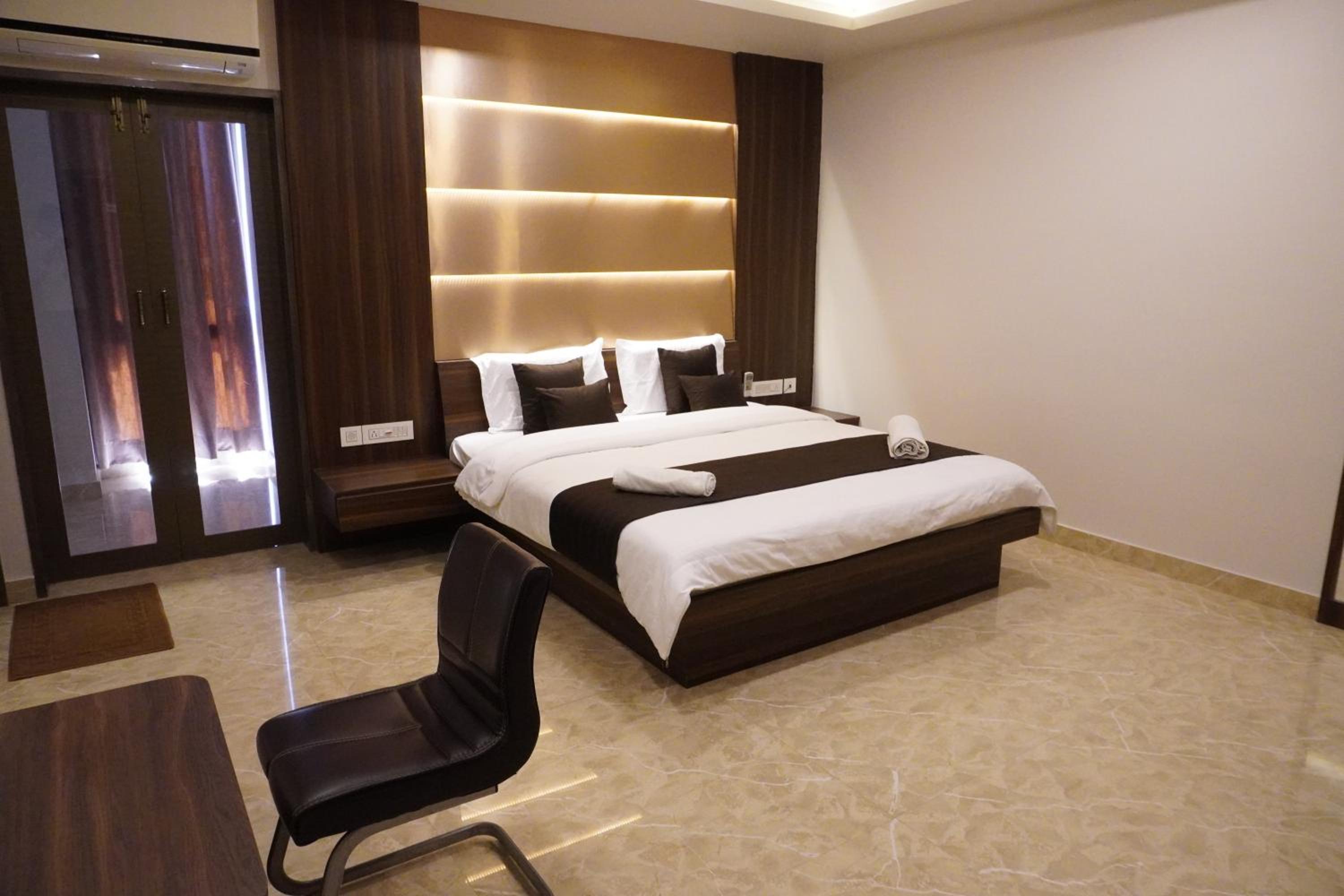 Superior King Room - Photo 1