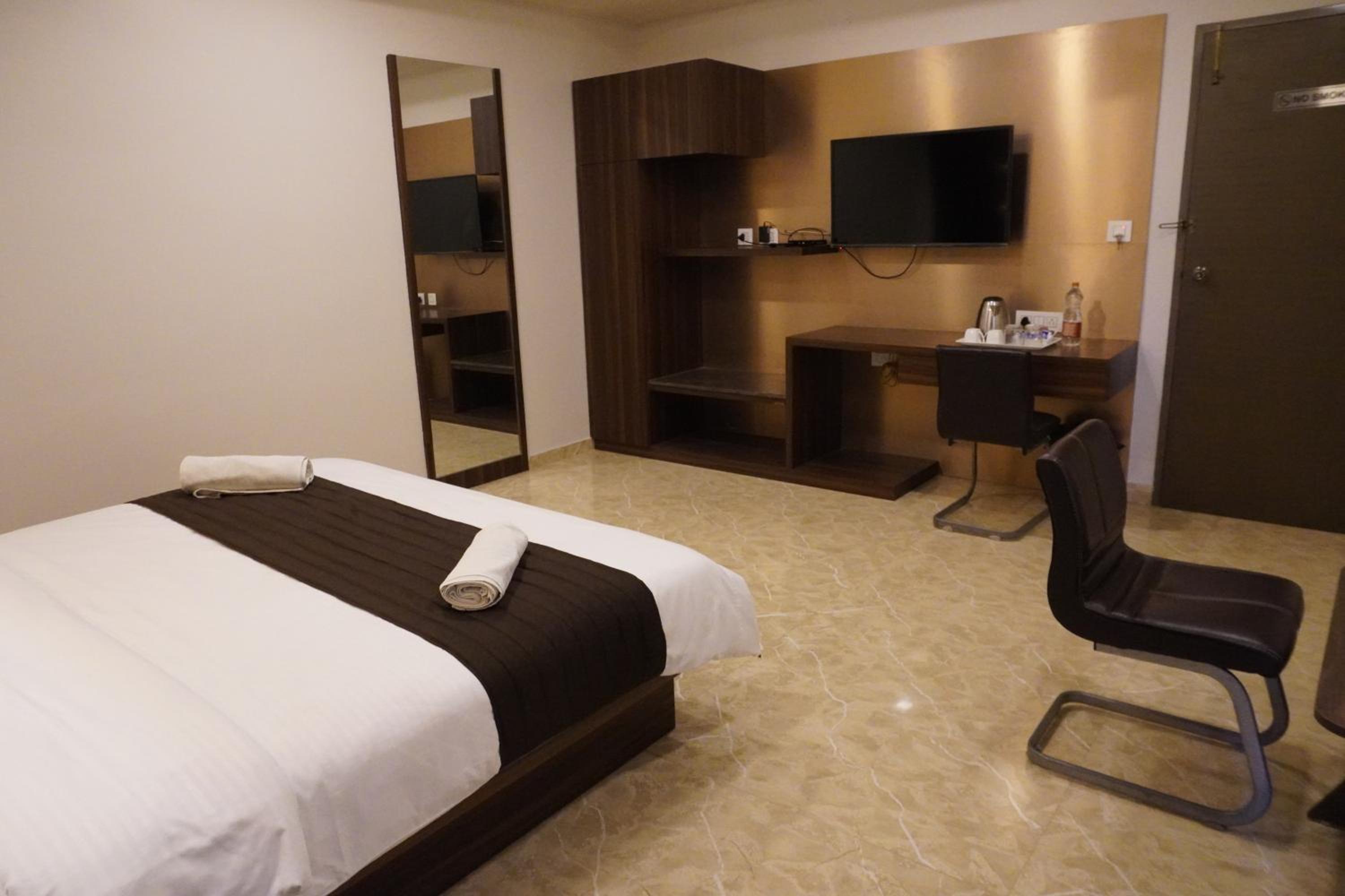 Superior King Room - Photo 3