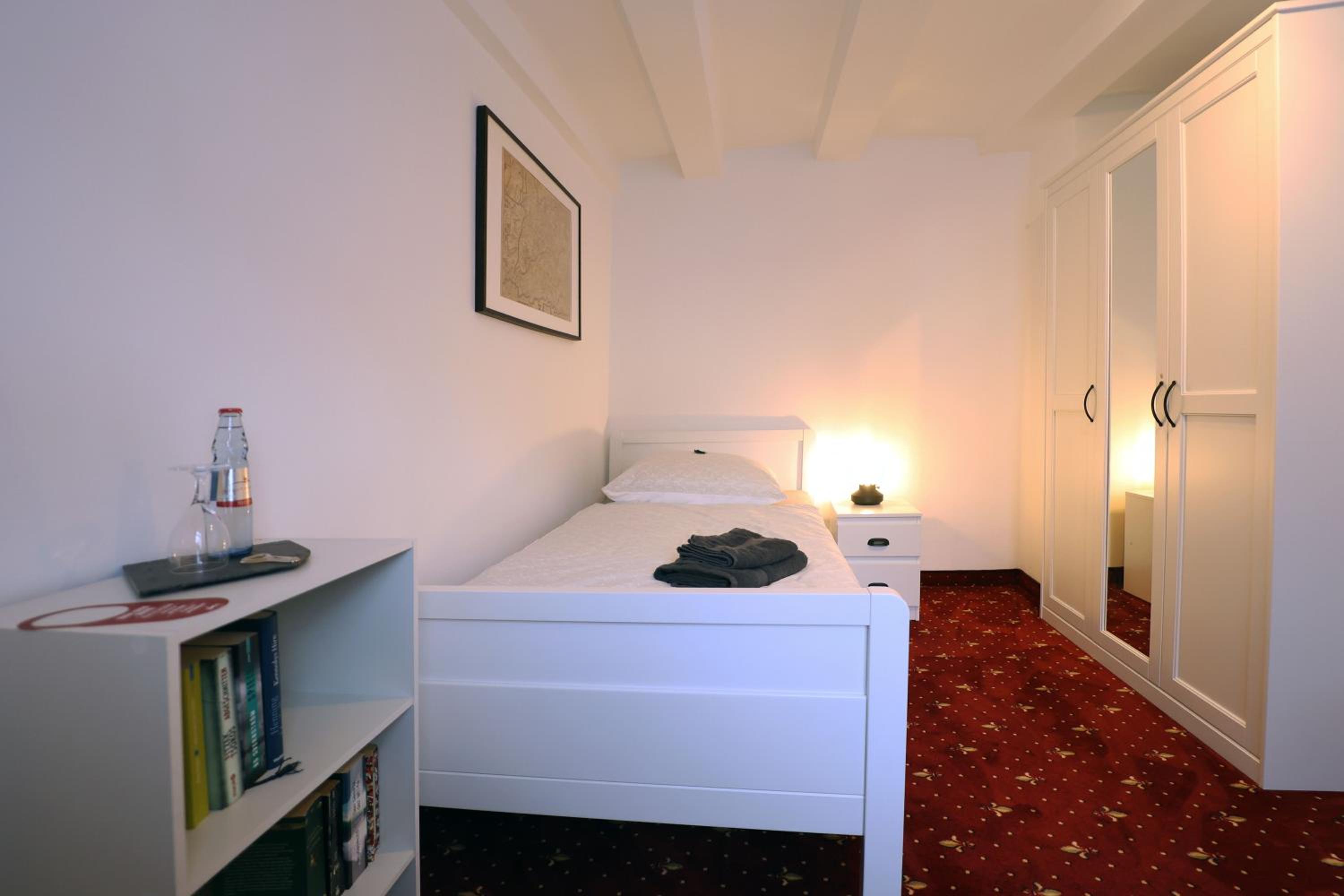 Single Room with Shared Bathroom photo 2