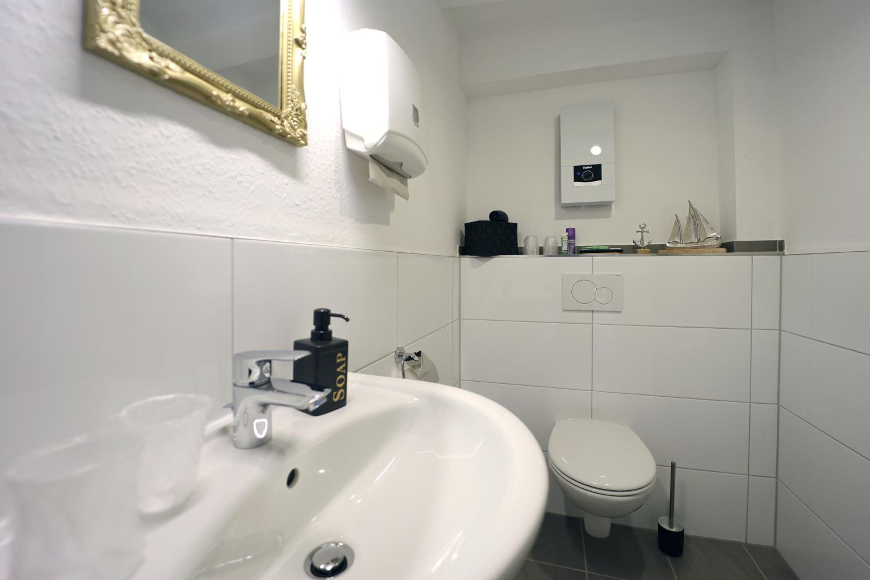 Double Room with Shared Bathroom photo 2