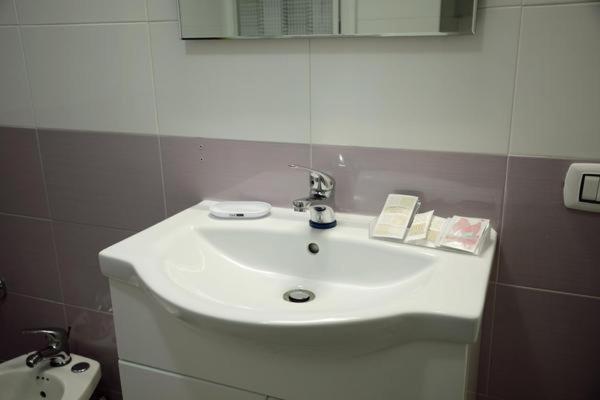 One-Bedroom Apartment (2 Adults) - Fucsia - Photo 10