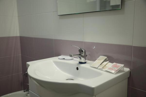 One-Bedroom Apartment (2 Adults) - Fucsia - Photo 9