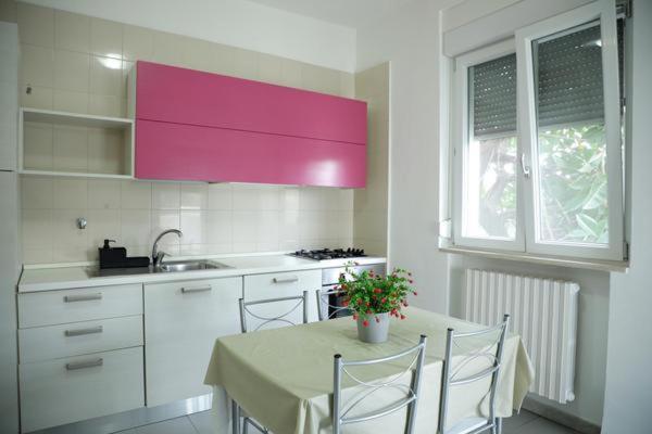 One-Bedroom Apartment (2 Adults) - Fucsia - Photo 2