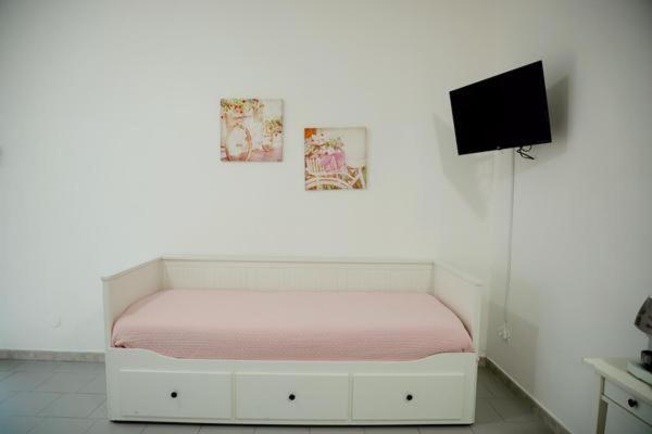 One-Bedroom Apartment (2 Adults) - Fucsia - Photo 1