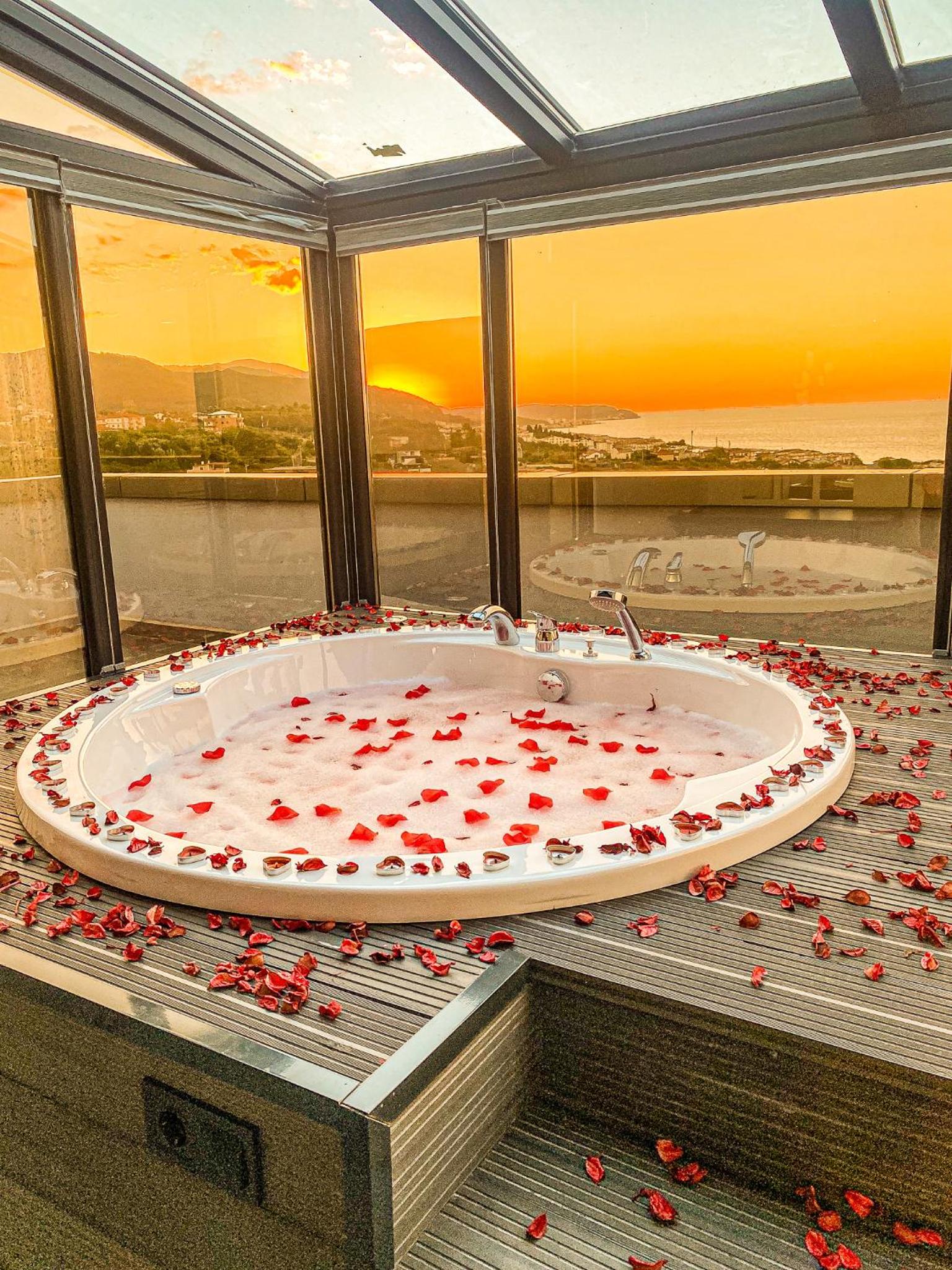 Suite with Hot Tub - Photo 2