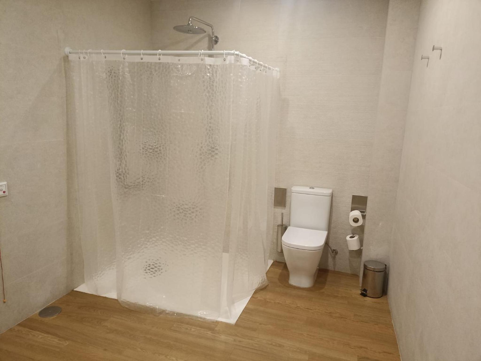 Deluxe One-Bedroom Apartment - Ground Floor - Photo 2