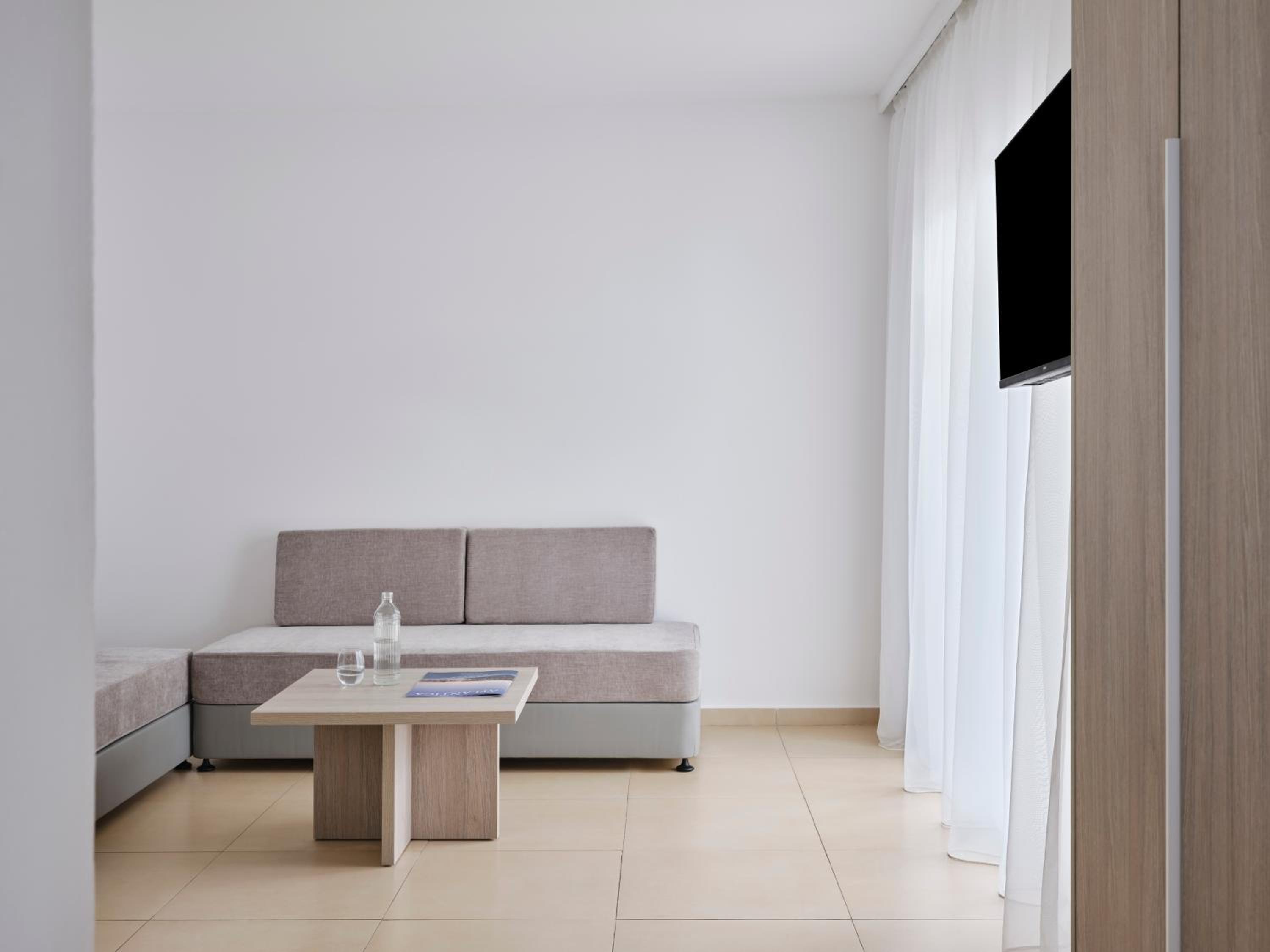 One Bedroom Pool View - Photo 4