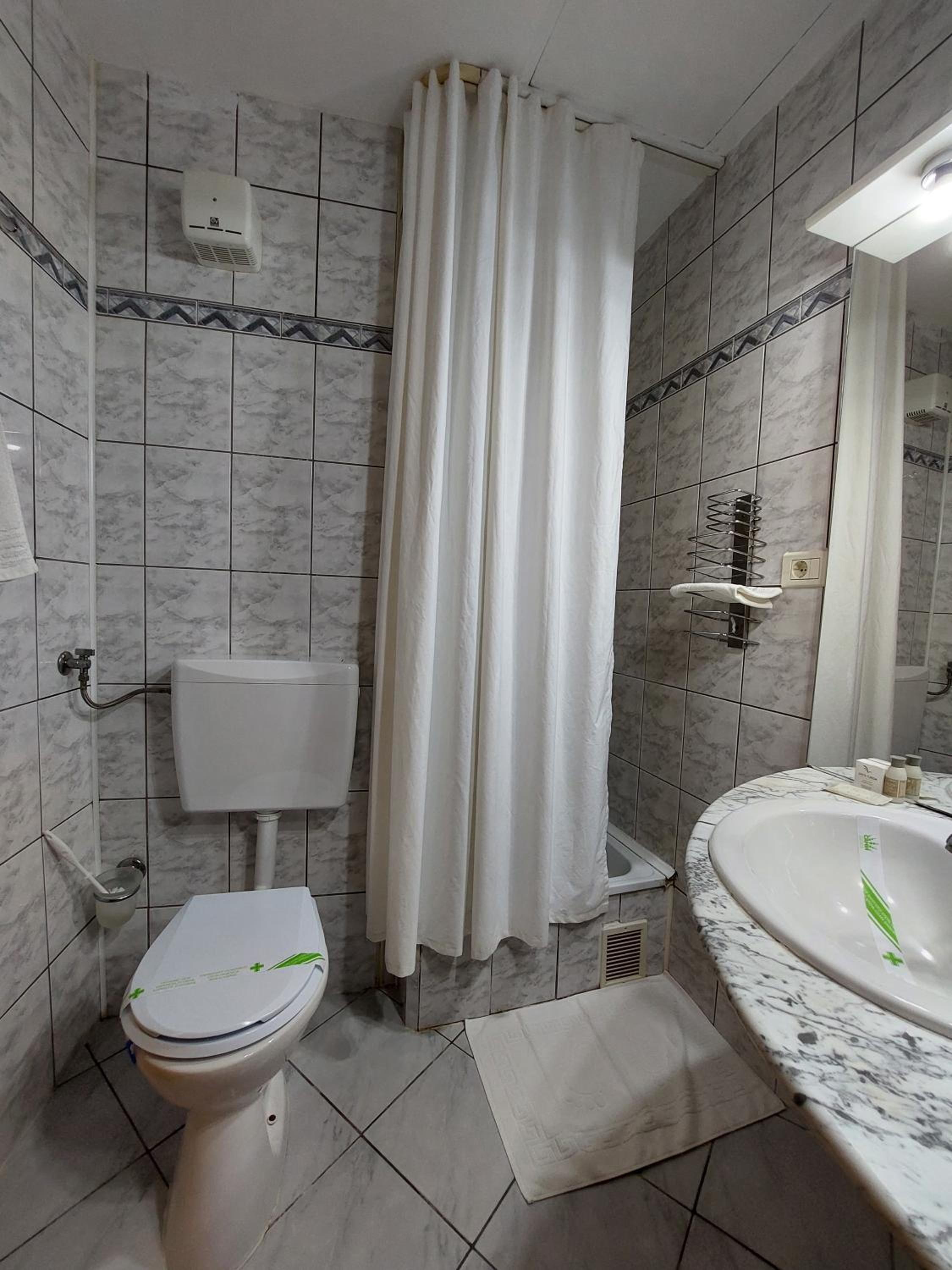 Double Or Twin Room - Photo 2