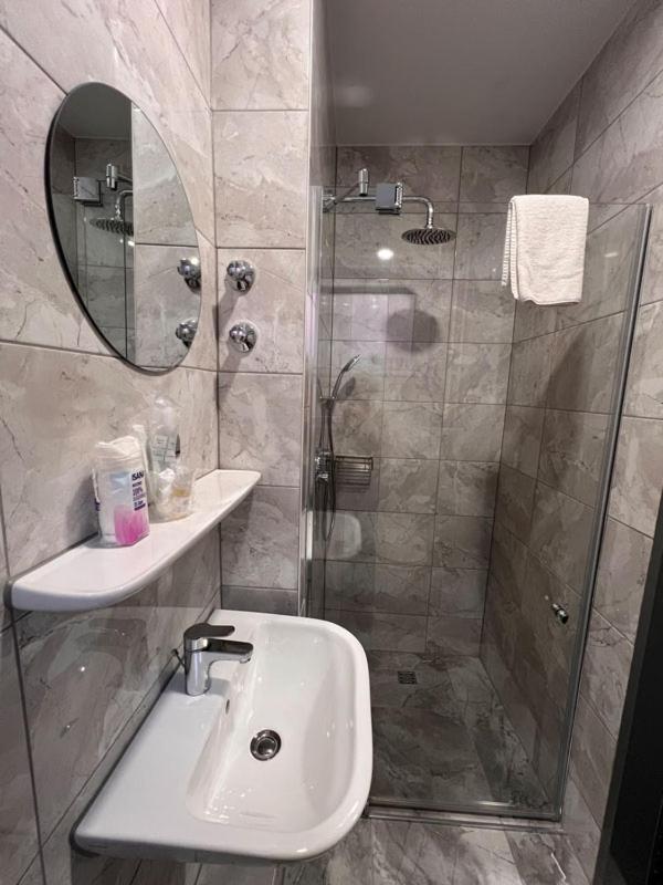 Double Room - Photo 6
