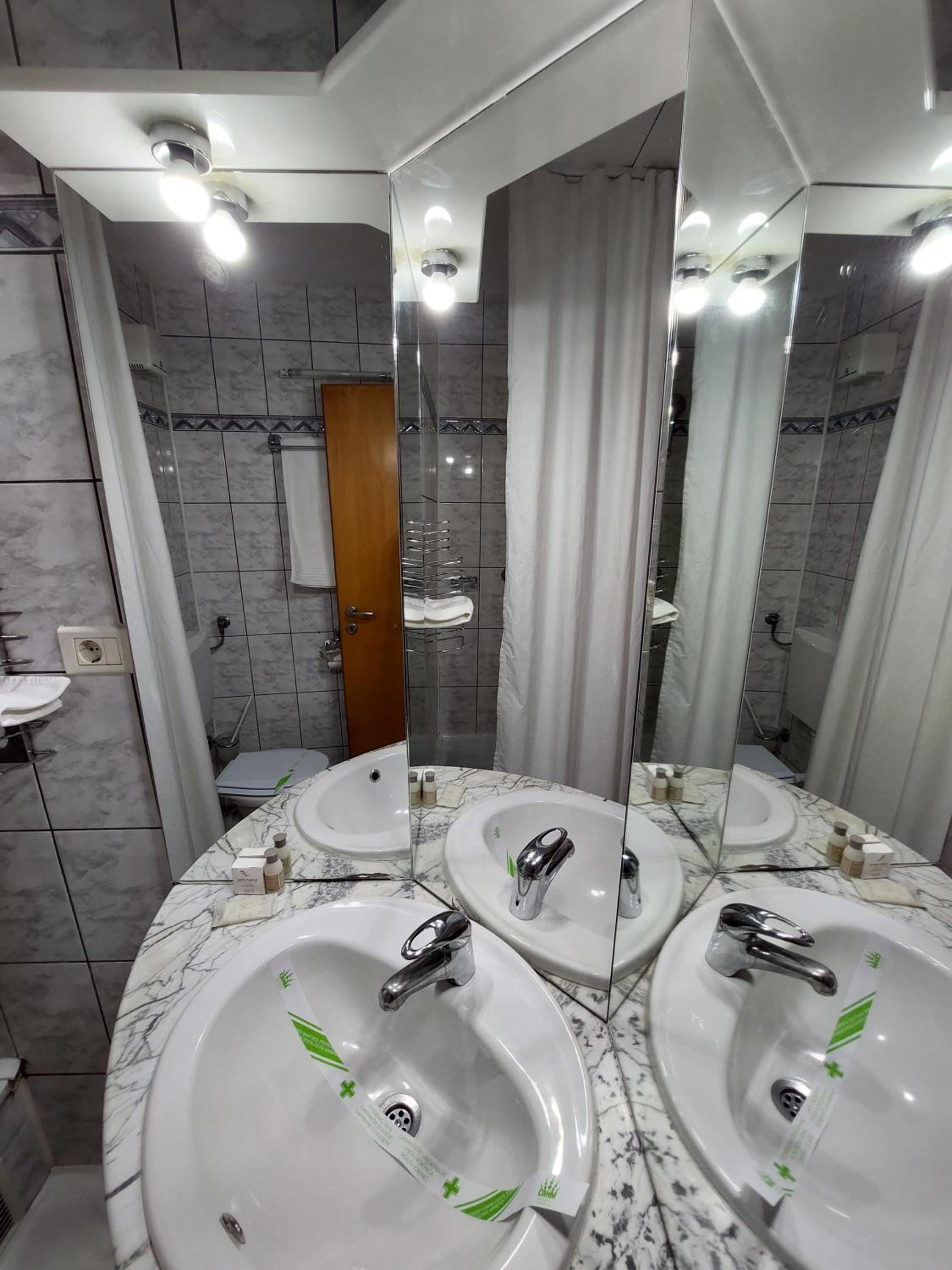 Double Or Twin Room - Photo 3