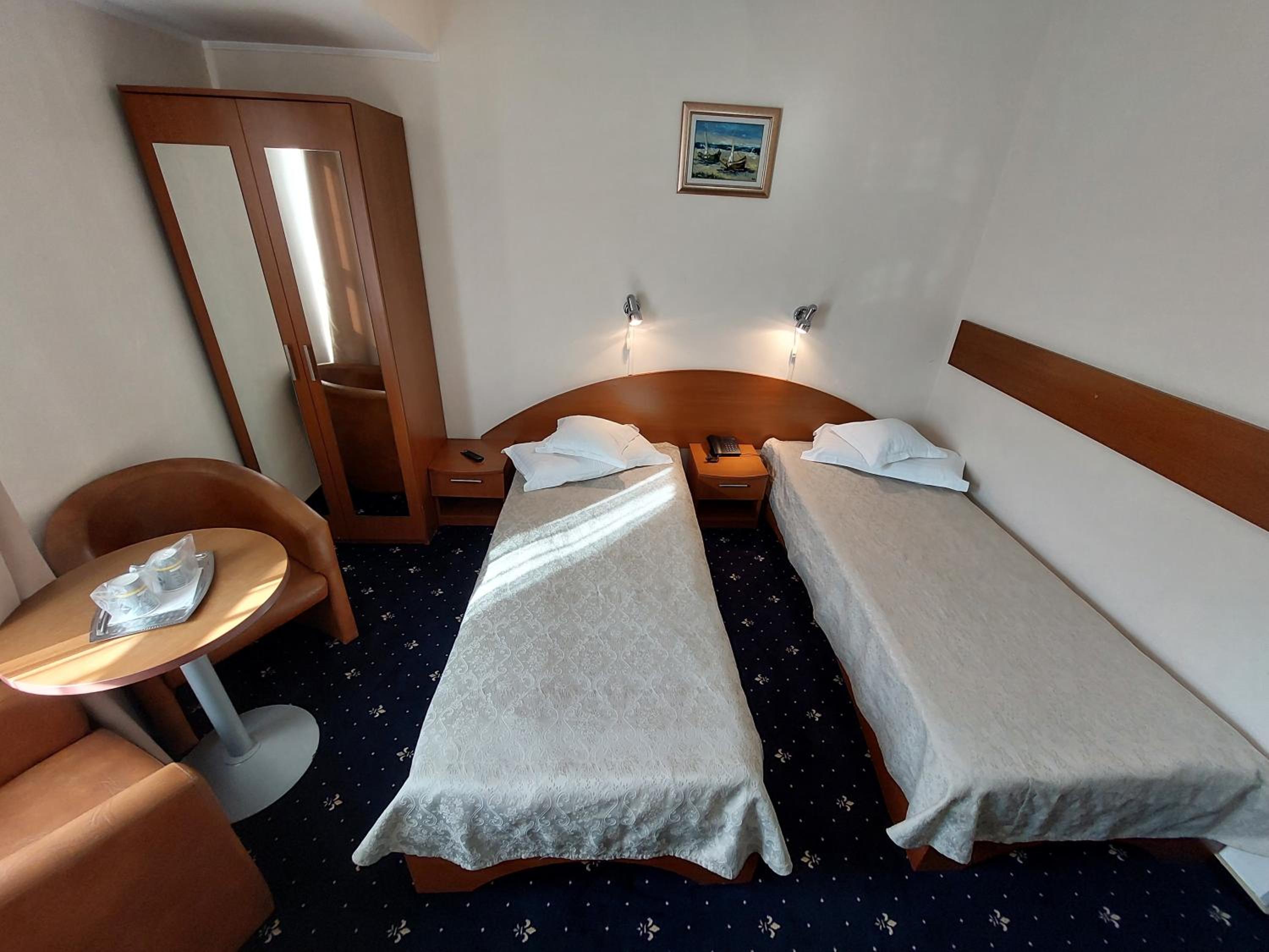 Double Or Twin Room - Photo 4