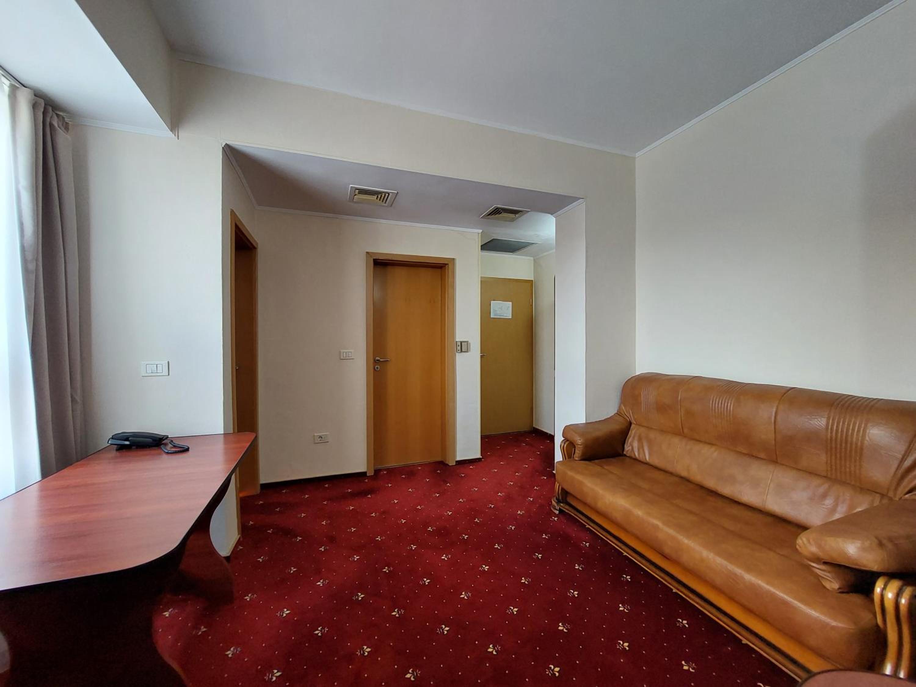 One-Bedroom Suite - Photo 2
