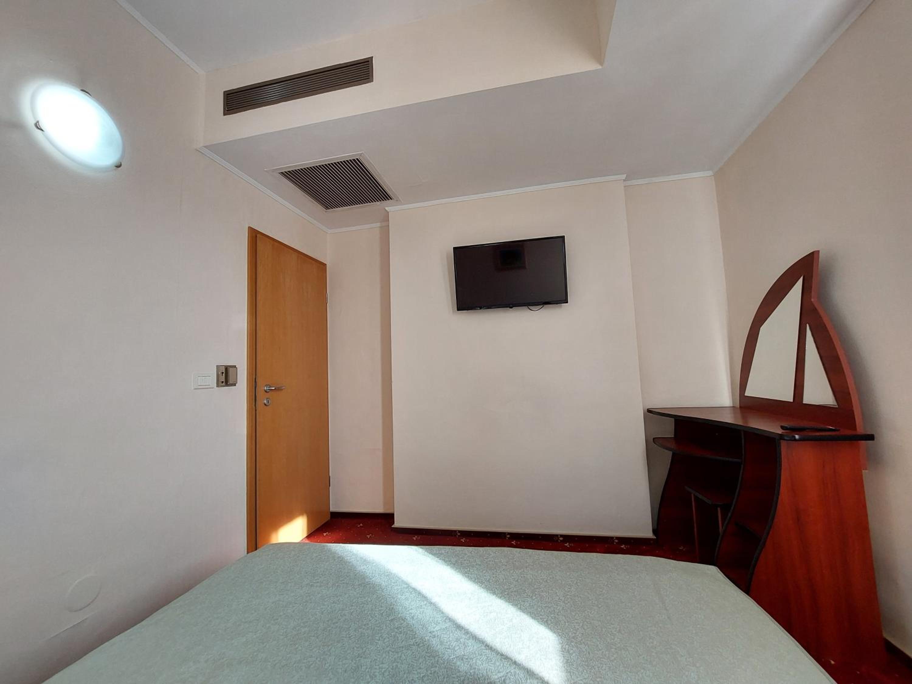 One-Bedroom Suite - Photo 3
