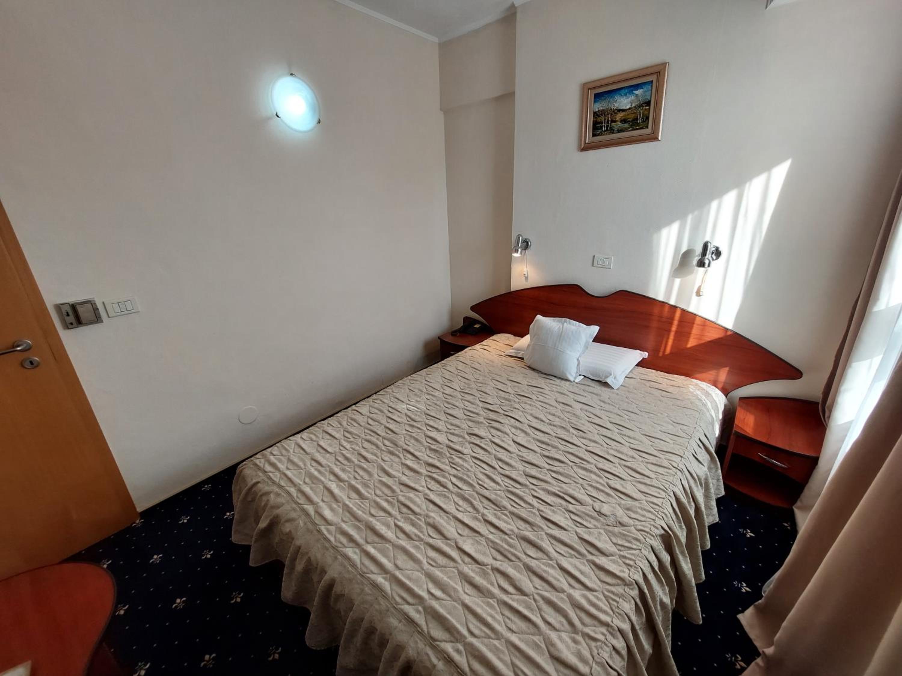 One-Bedroom Suite - Photo 4