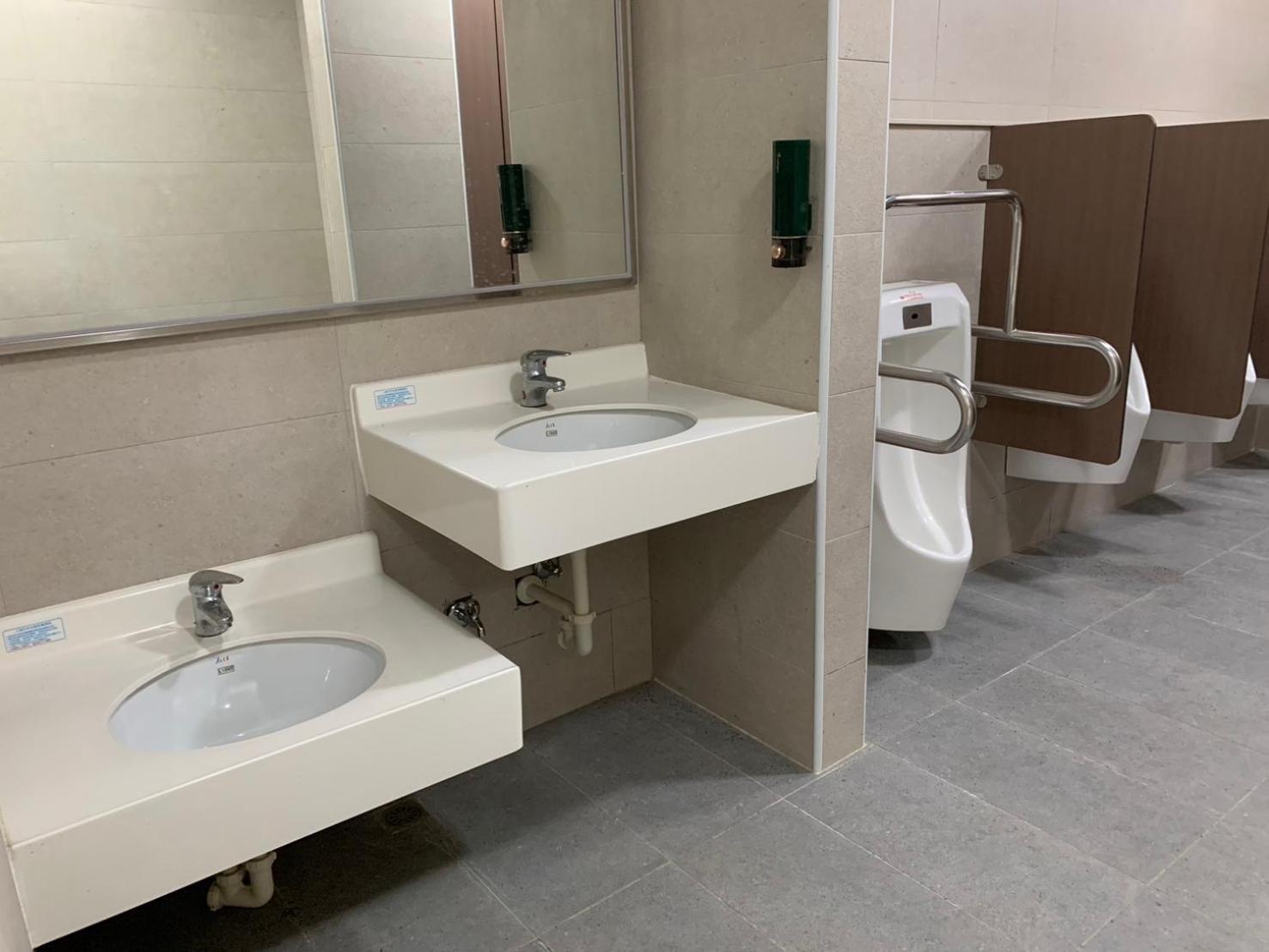 Family Room with Shared Bathroom photo 2