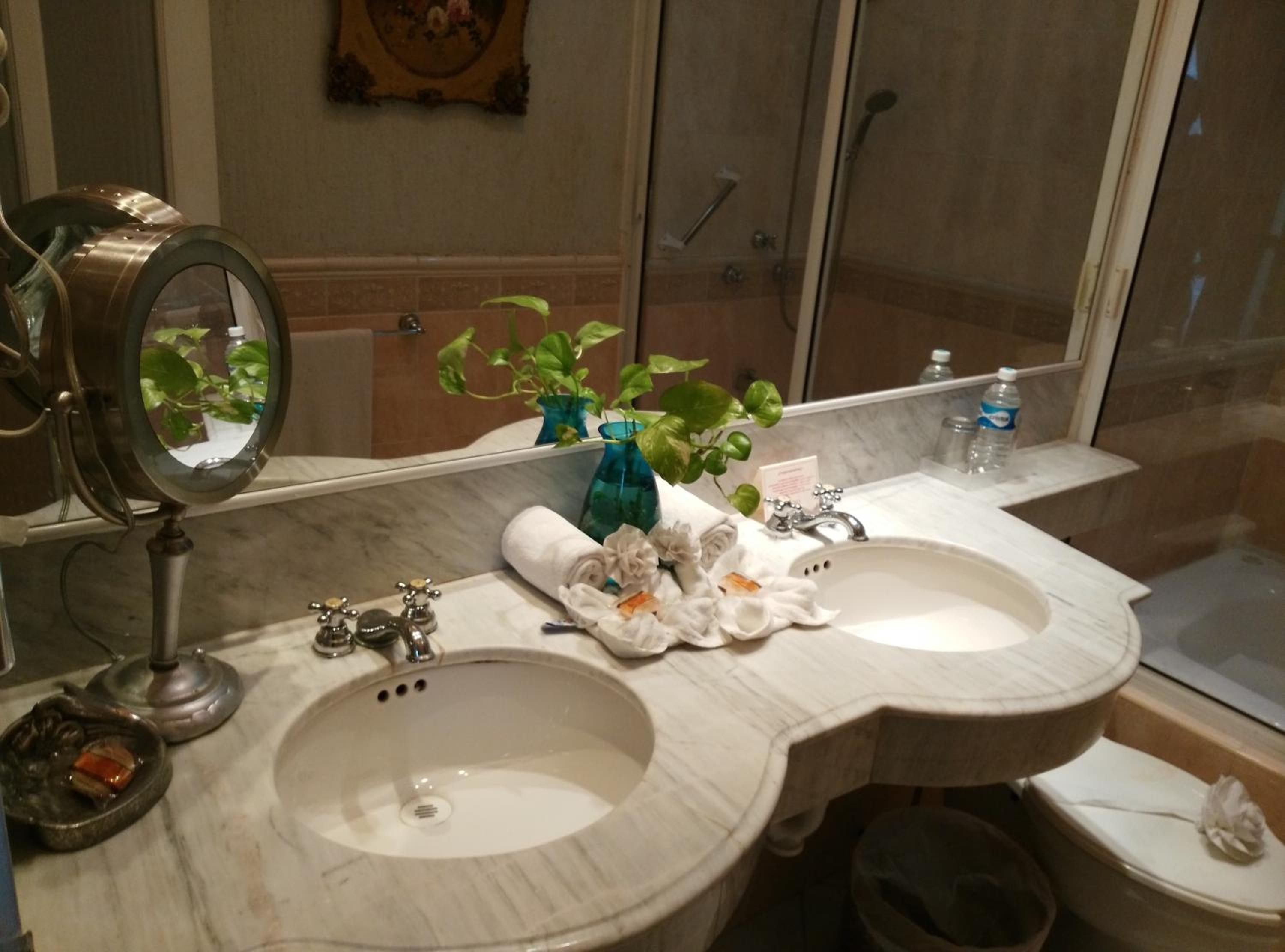 Junior Suite with one King Bed & Spa Bath - Garden View - Photo 3