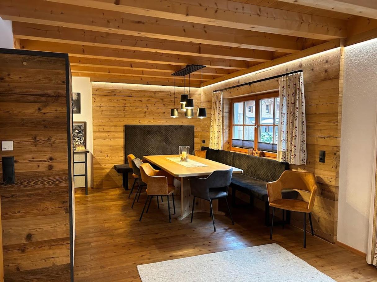 Five-Bedroom House photo 3