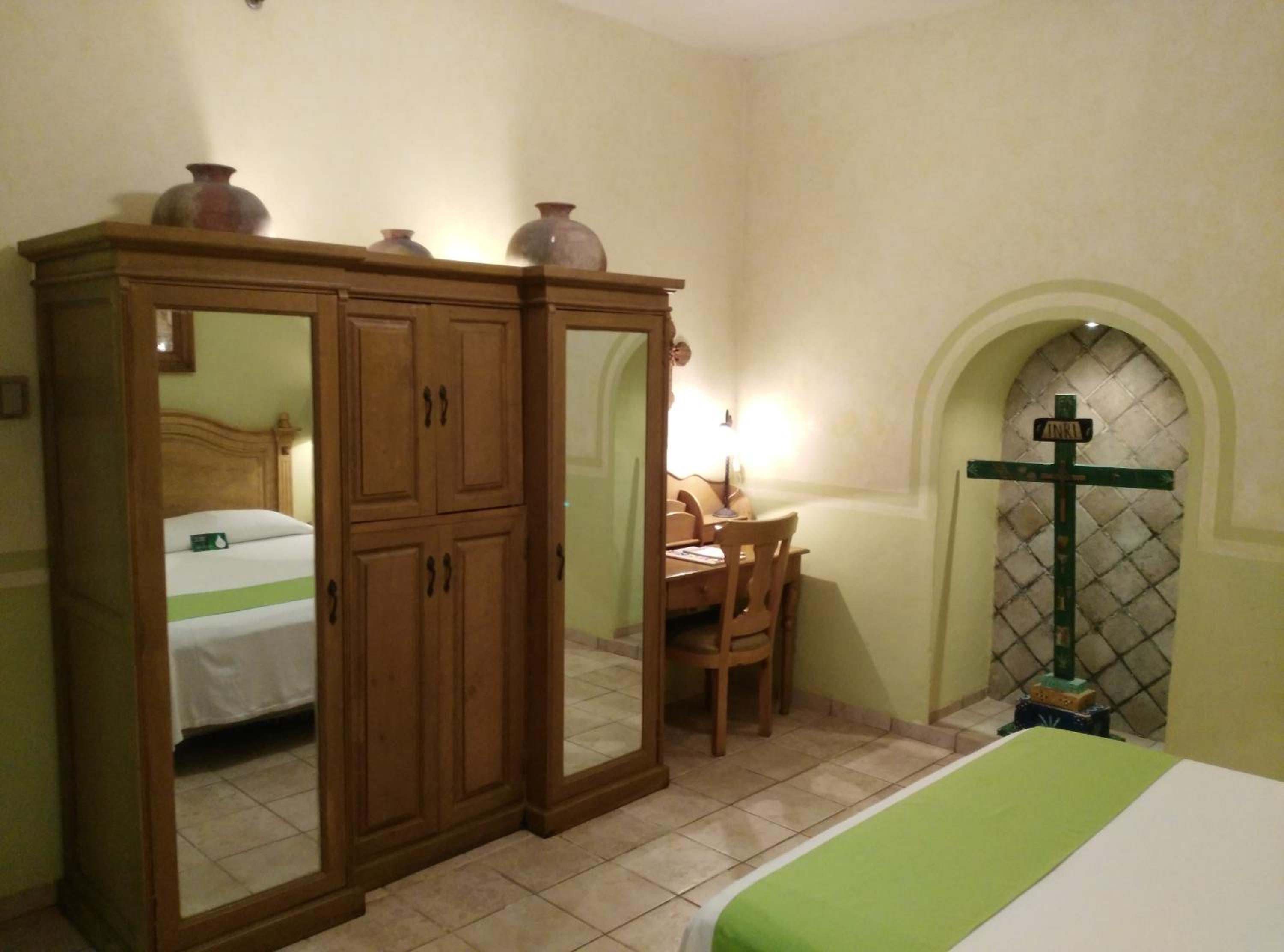 Standard Room with One Queen Bed - Photo 3