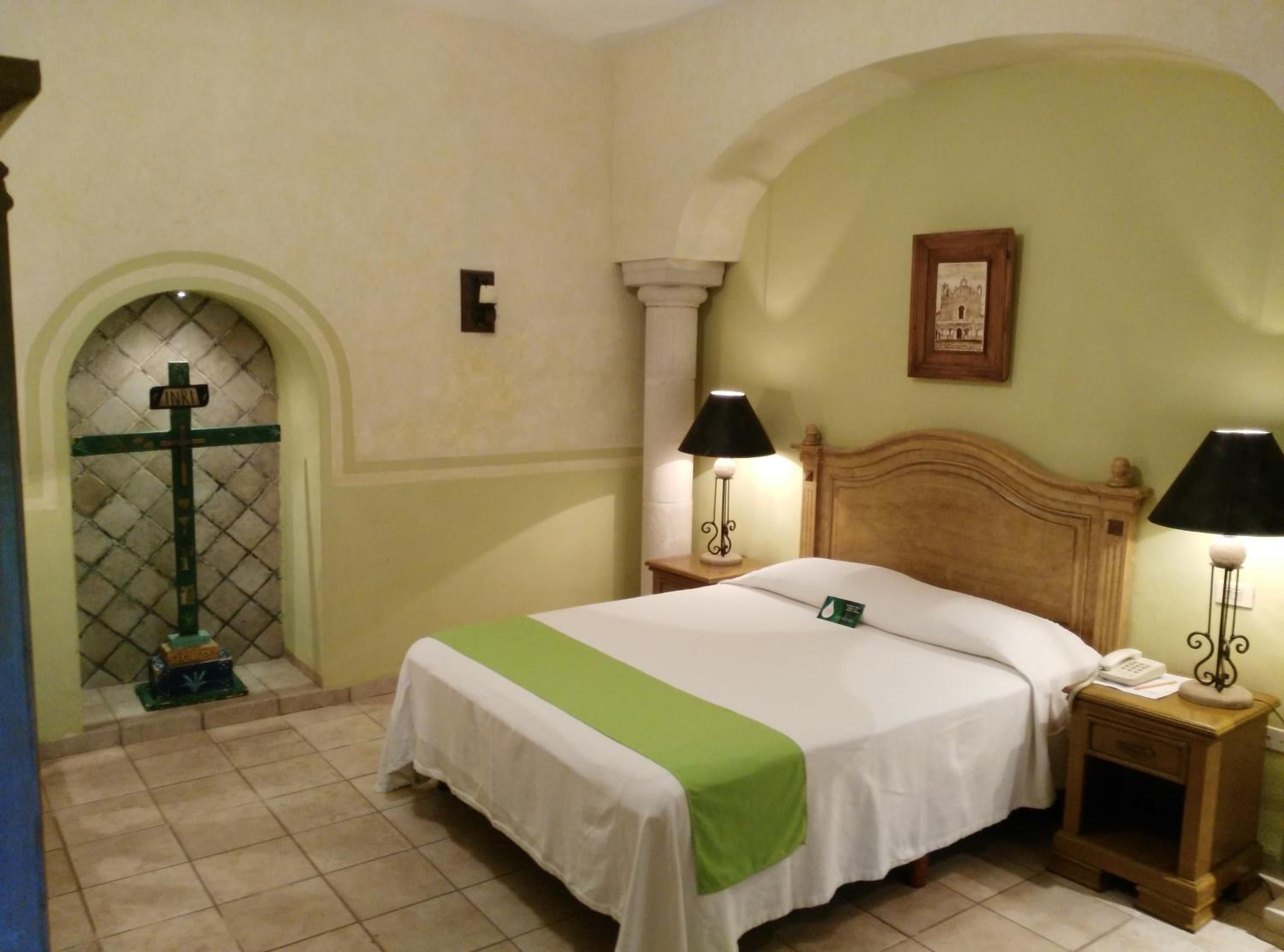 Standard Room with One Queen Bed - Photo 2