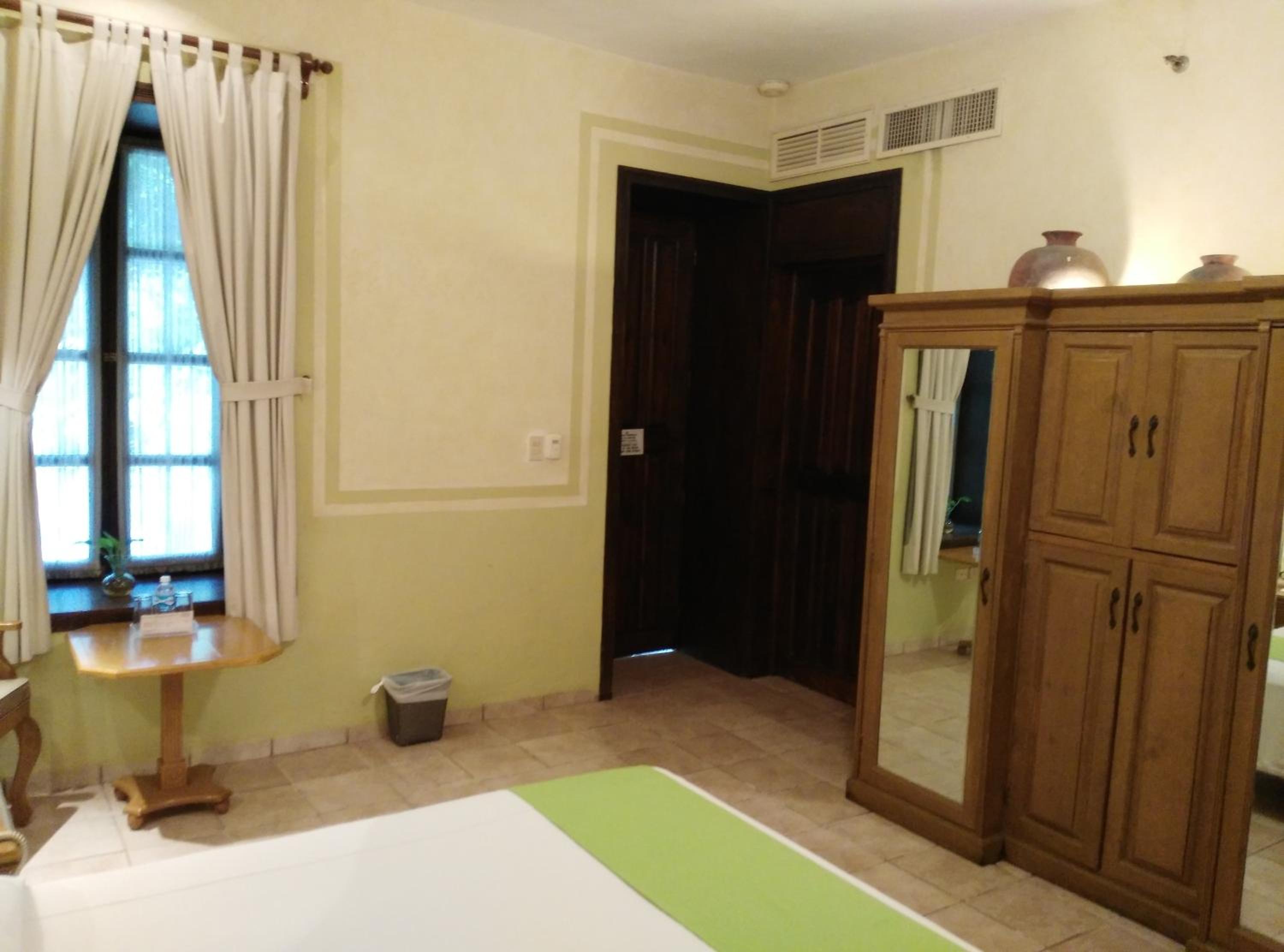 Standard Room with One Queen Bed - Photo 6