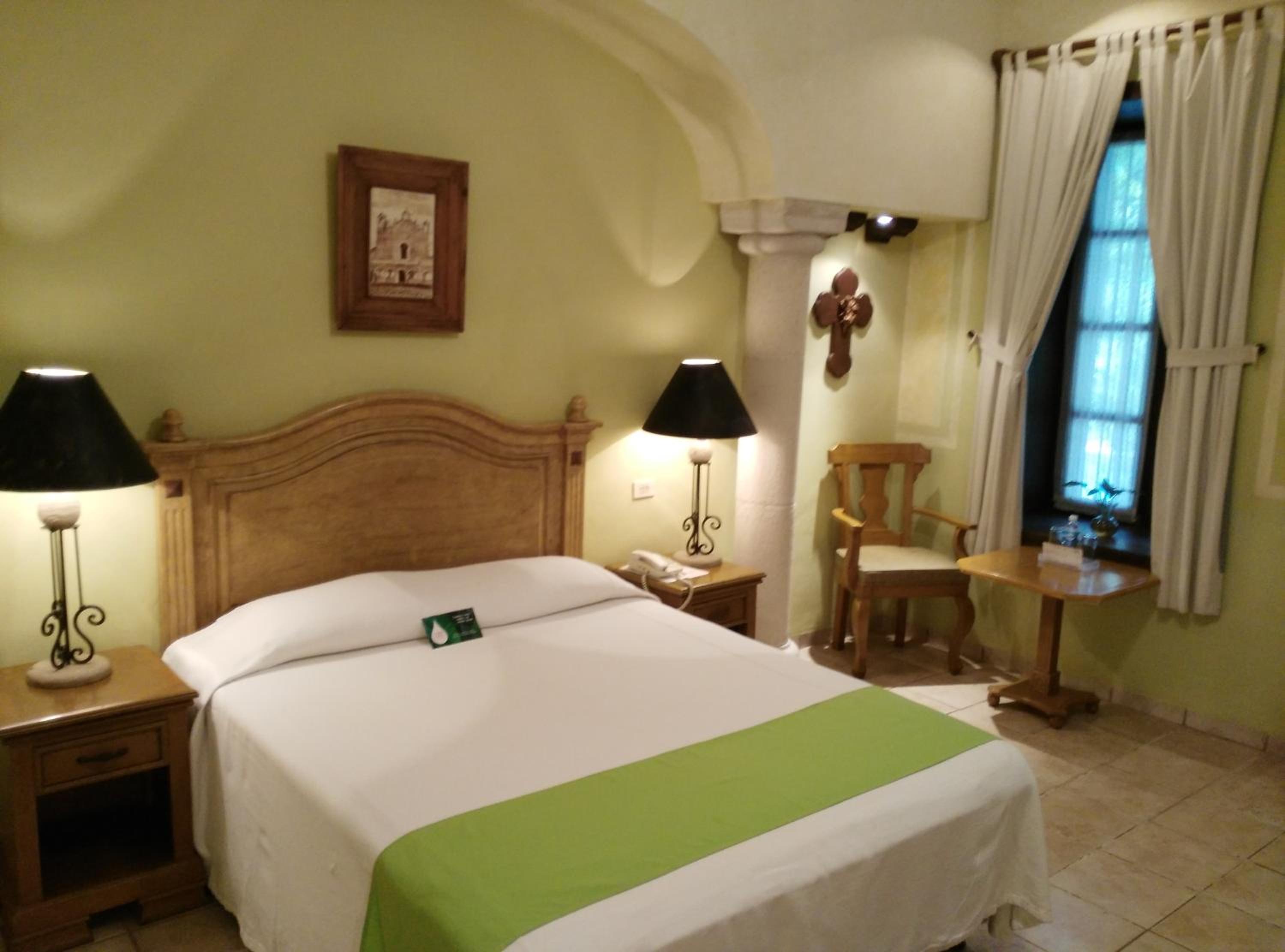 Standard Room with One Queen Bed - Photo 7