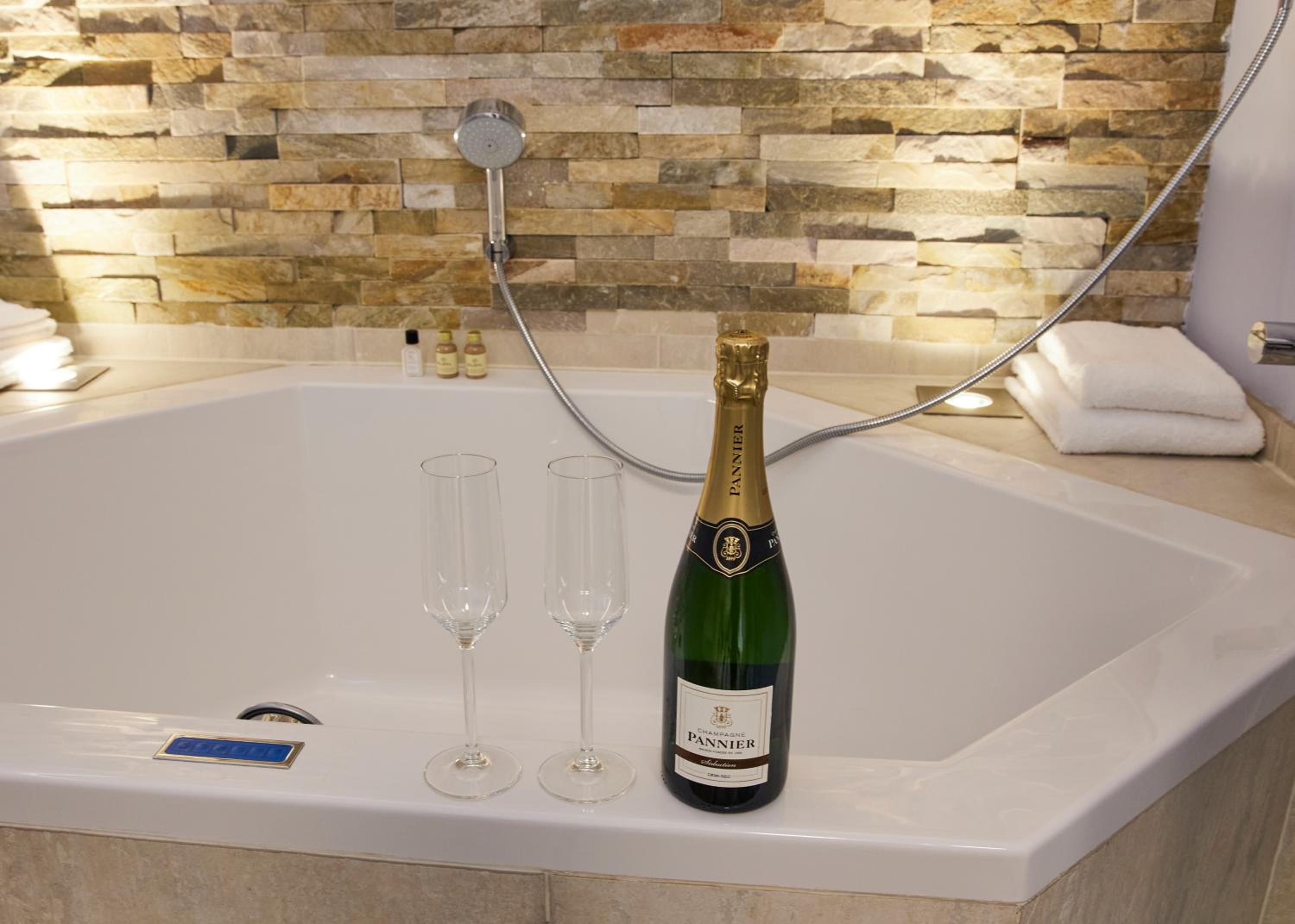 Suite - Photo 7