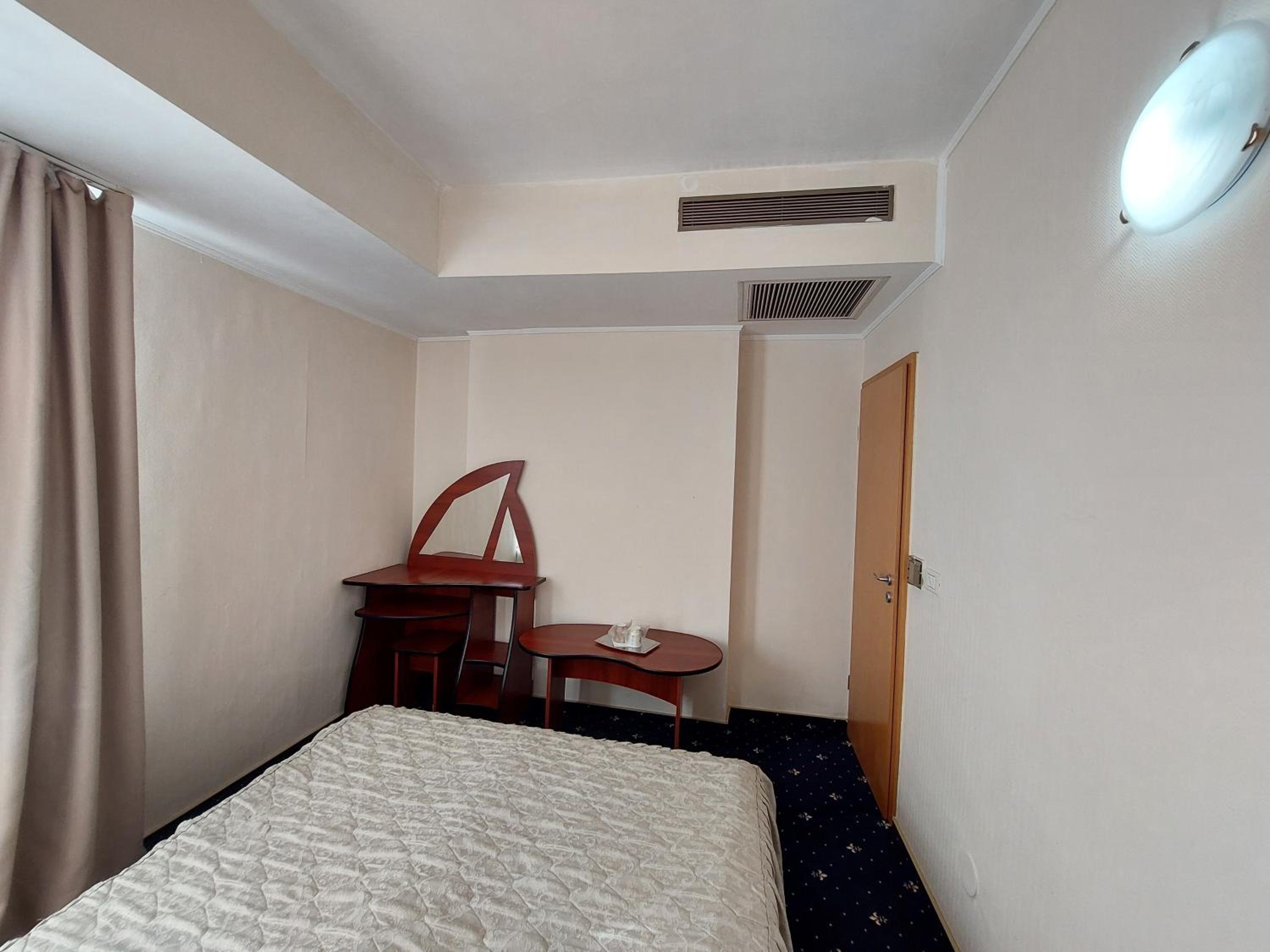 One-Bedroom Suite - Photo 7