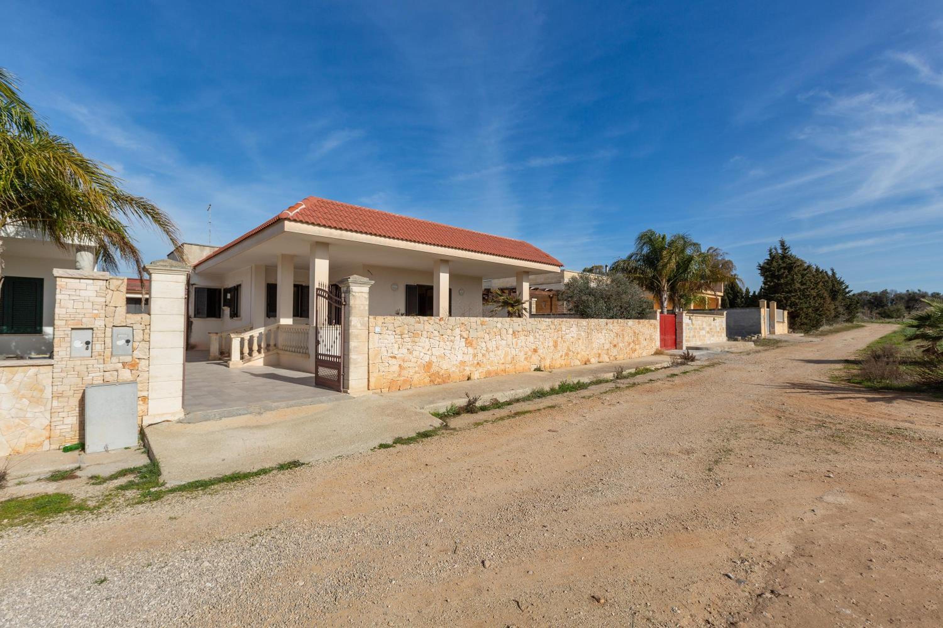 Five-Bedroom House photo 2