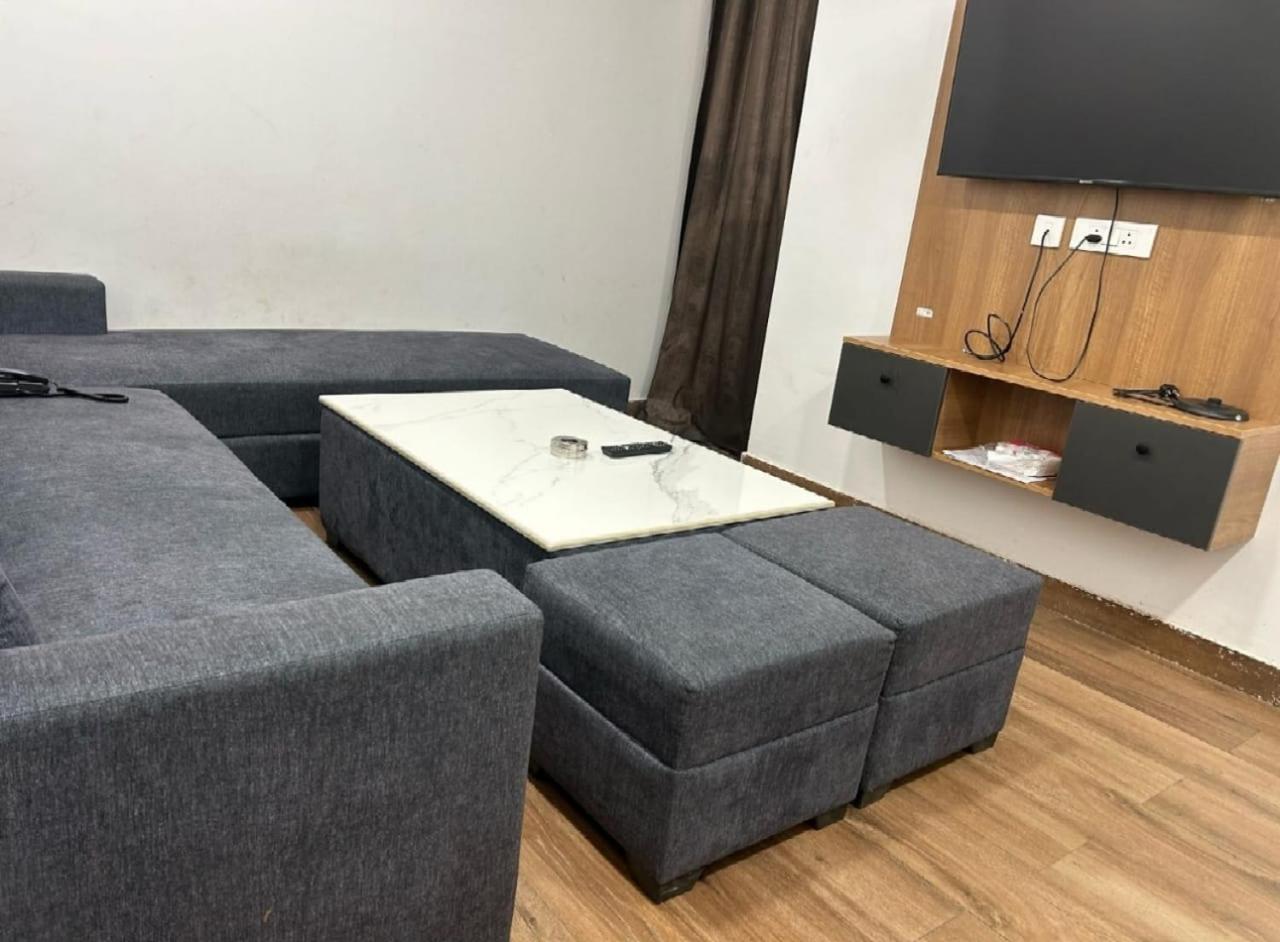 带沙发床的特大号床工作室
